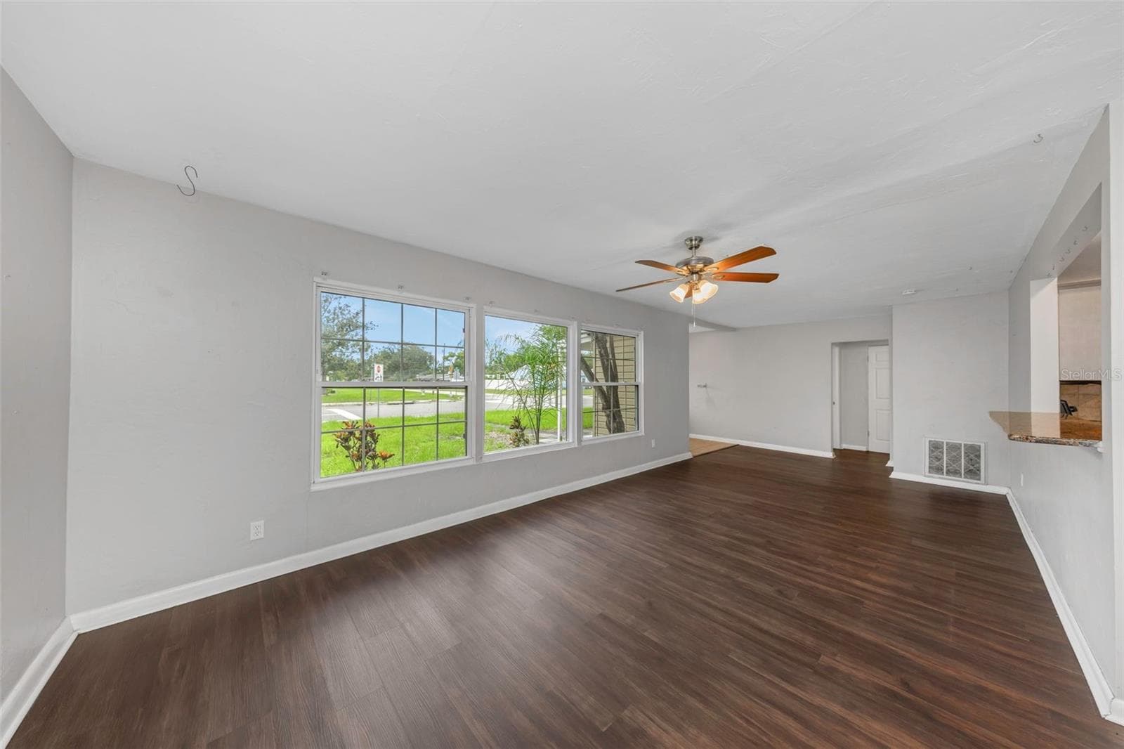 Living Room - Reverse View - 282 NE 40TH AVE NE, ST PETERSBURG