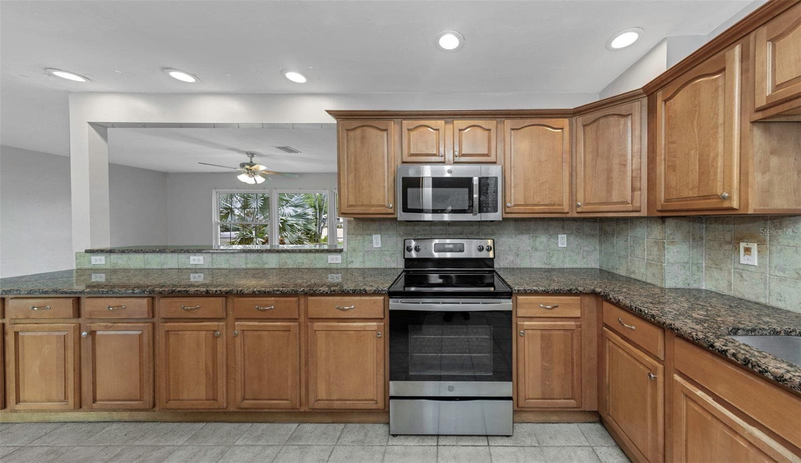 Kitchen - Side View - 282 NE 40TH AVE NE, ST PETERSBURG