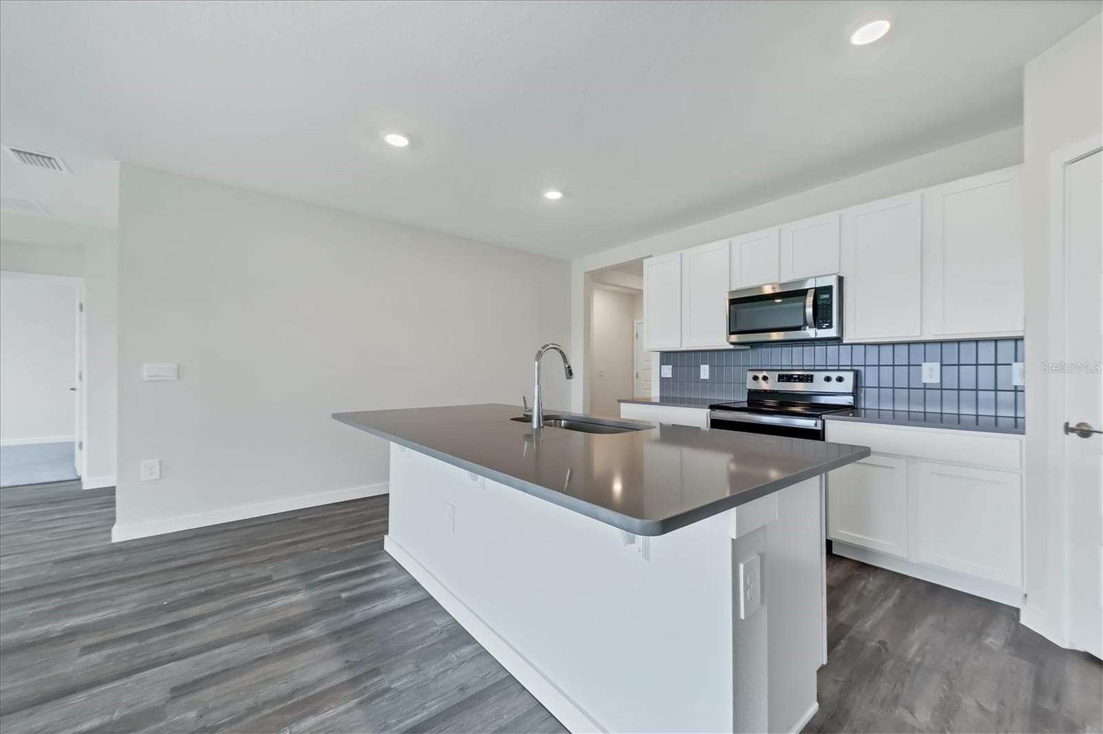Single Family Residence at 17218 BARNWOOD PL, LAKEWOOD RANCH, photo 9 of 56