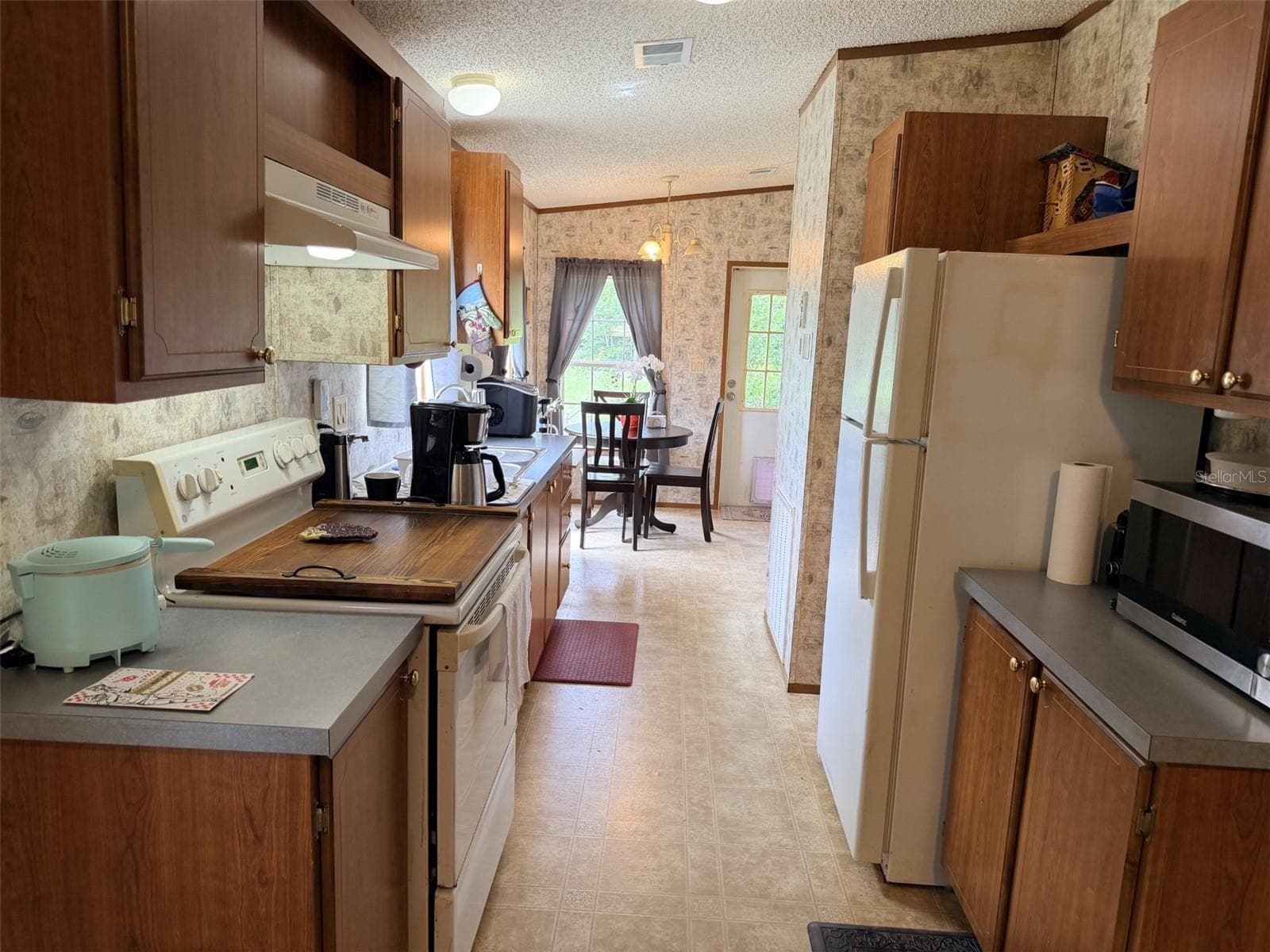 Manufactured Home at 230 E RODGERS BLVD, CHIEFLAND, photo 3 of 20