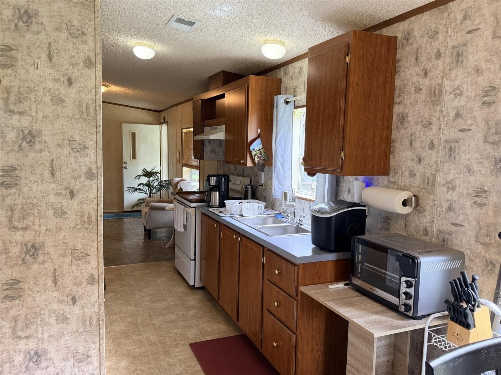 Manufactured Home at 230 E RODGERS BLVD, CHIEFLAND, photo 9 of 20