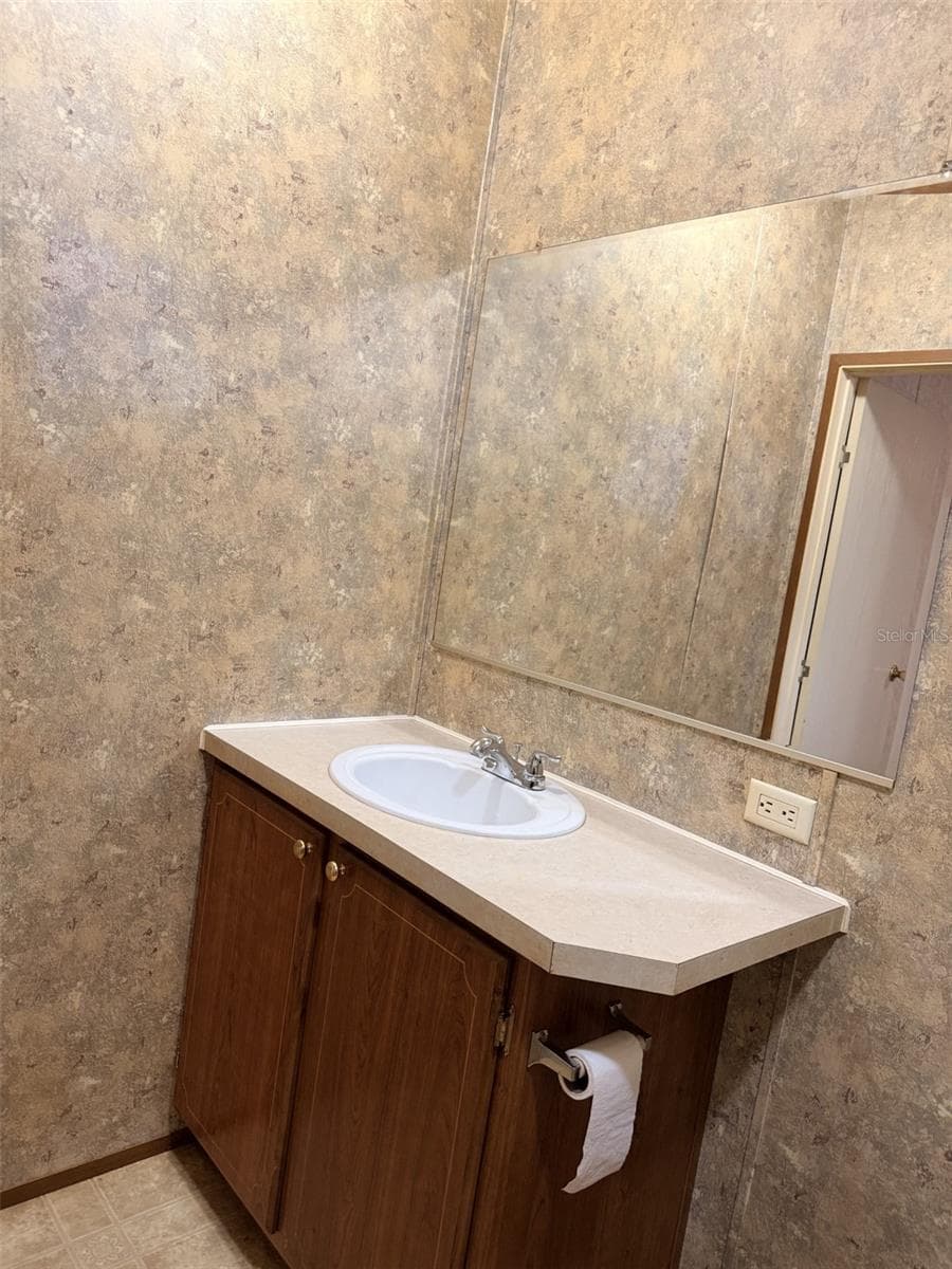Manufactured Home at 230 E RODGERS BLVD, CHIEFLAND, photo 12 of 20