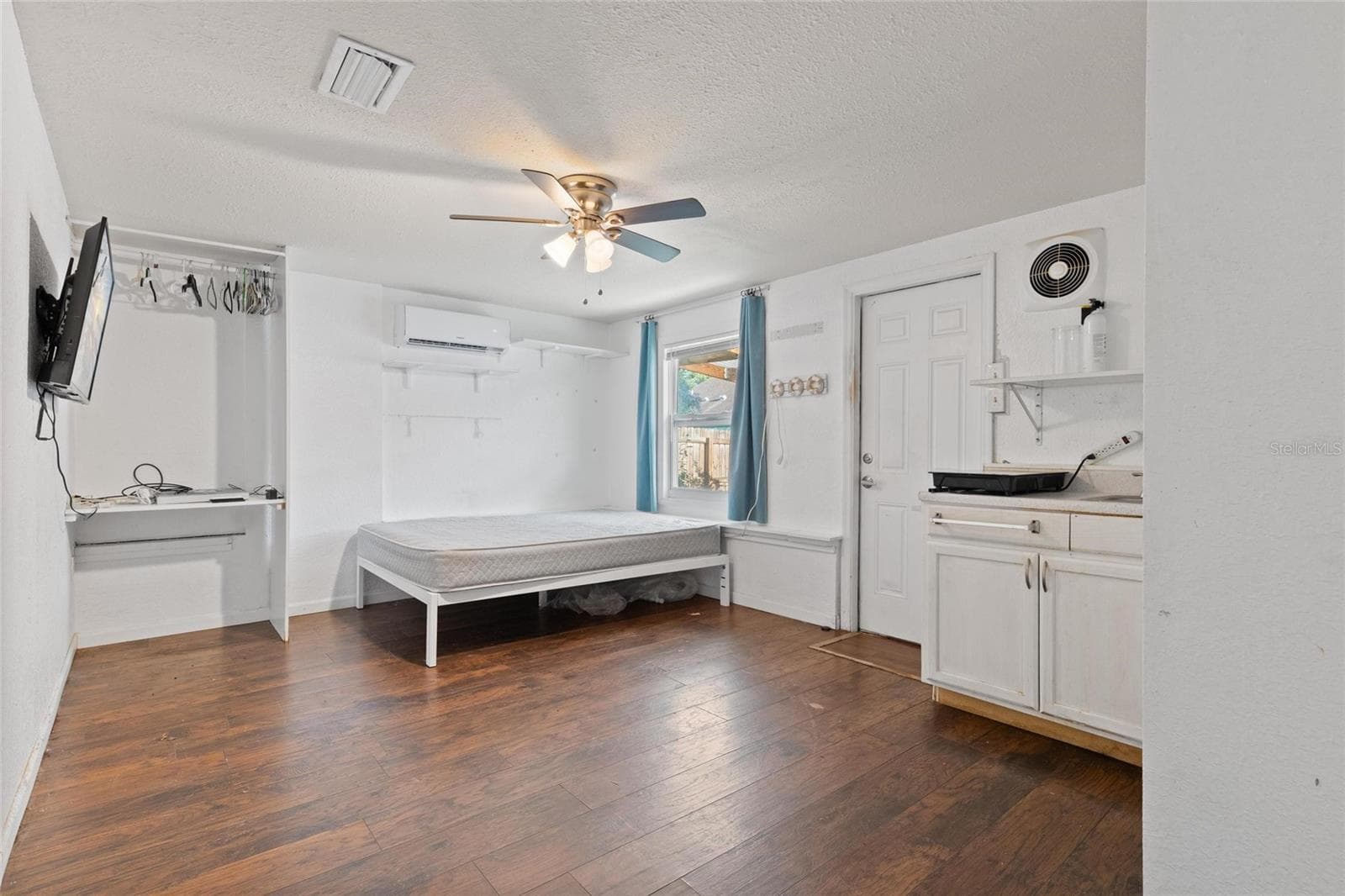 Single Family Residence at 10811 VALENCIA TER, SEMINOLE, photo 12 of 24