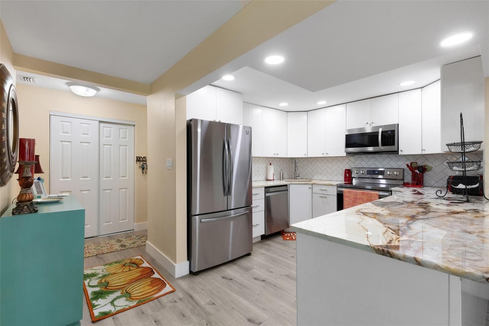Island Kitchen - 112 ELMWOOD CIR #112, SEMINOLE