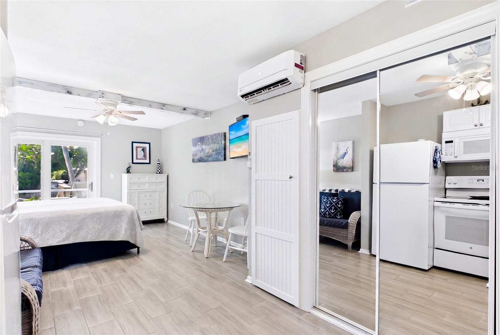 THE CRANE ROOM Comfortable and beautifully updated studio designed for easy island living, complete with kitchen, private bath, and bright, inviting interiors. - 3226 STRINGFELLOW RD, ST JAMES CITY