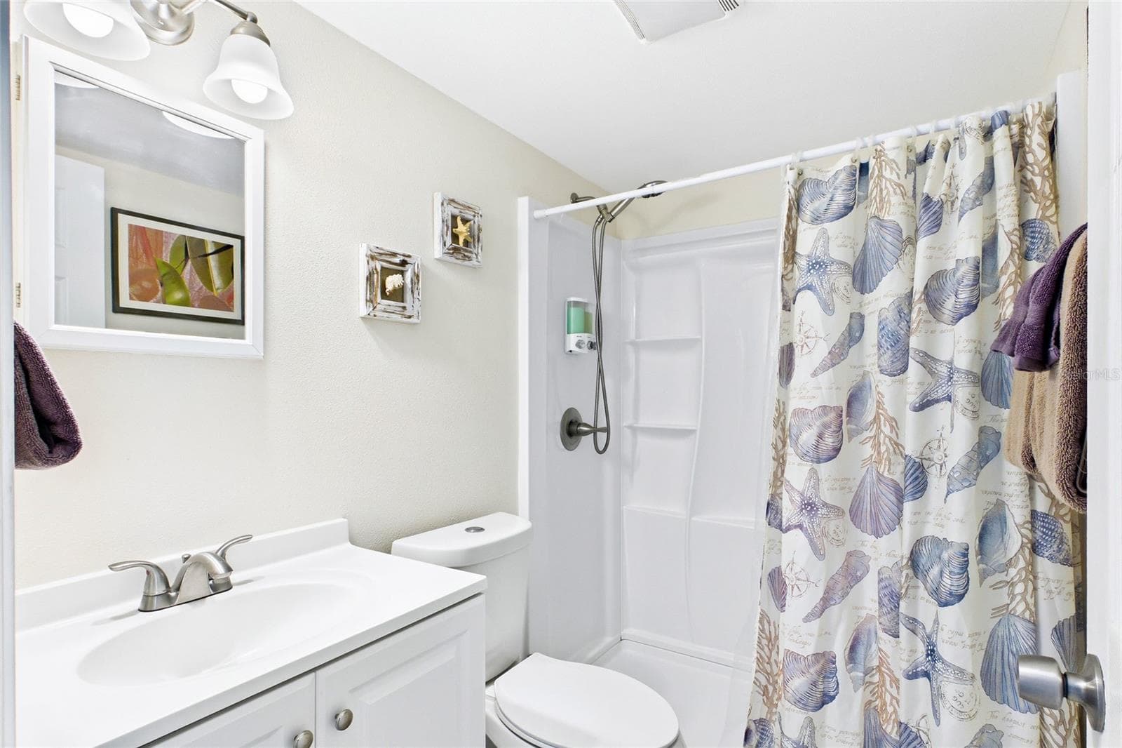 THE PALM ROOM Each unit includes its own private bathroom, adding convenience and privacy for both short-term vacation guests and longer-term residents. - 3226 STRINGFELLOW RD, ST JAMES CITY