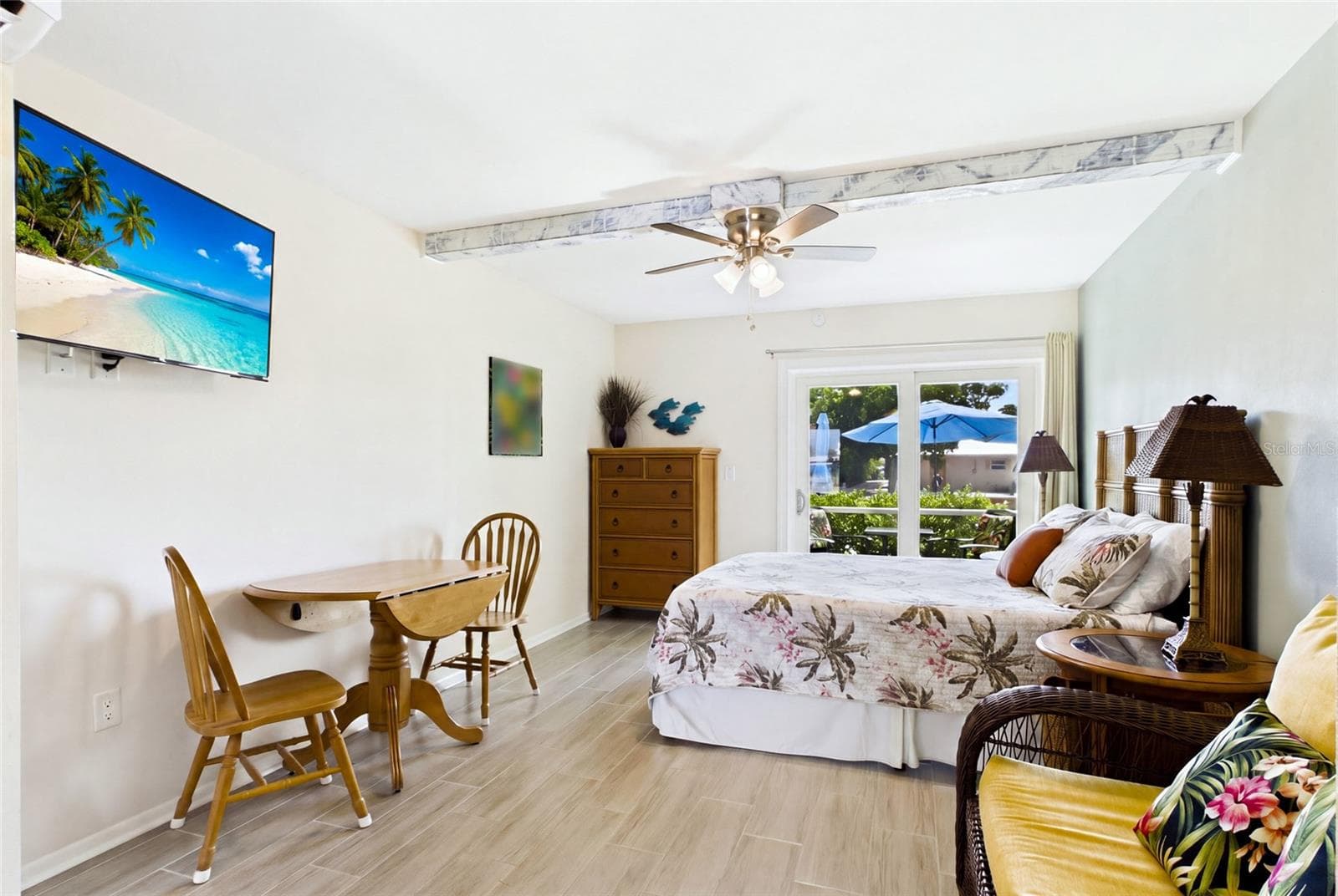 THE PALM ROOM Bright, updated interiors create an inviting atmosphere while offering a turnkey opportunity for the property’s next owner. - 3226 STRINGFELLOW RD, ST JAMES CITY