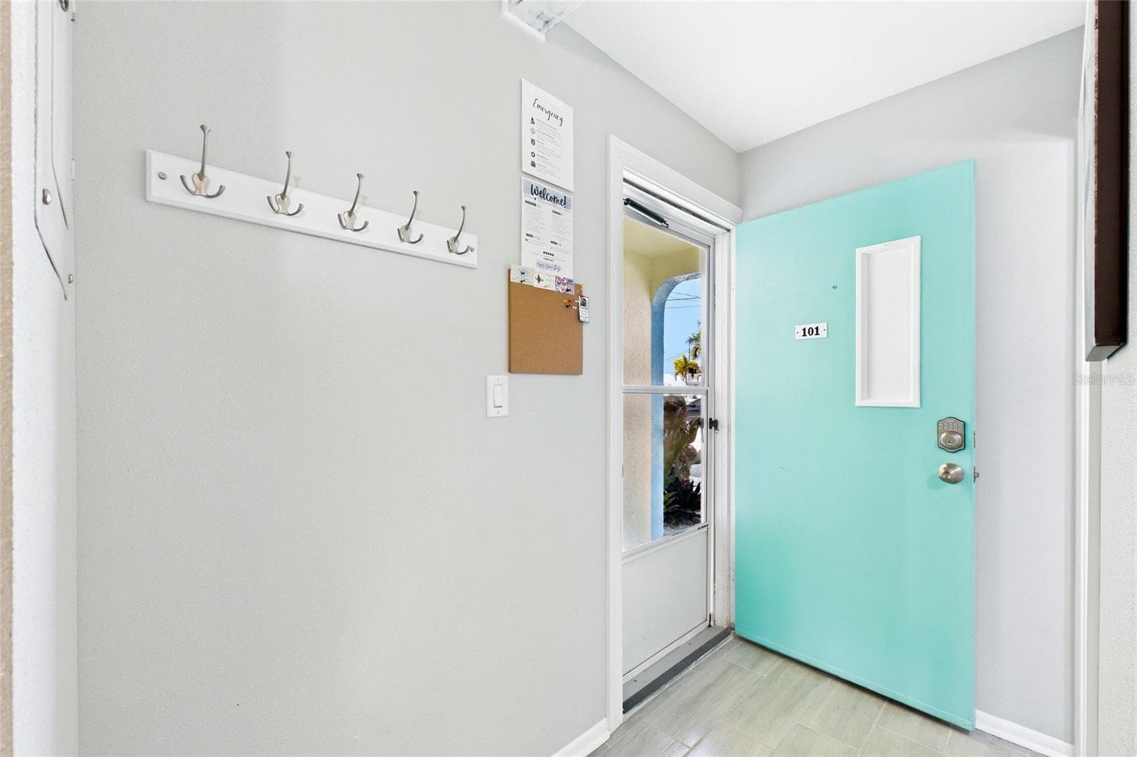 THE ISLAND ROOM Bright and inviting entryway welcomes guests to their island retreat. - 3226 STRINGFELLOW RD, ST JAMES CITY