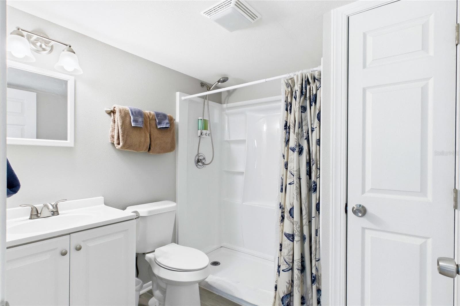 THE ISLAND ROOM Each unit includes its own private bathroom, adding convenience and privacy for both short-term vacation guests and longer-term residents. - 3226 STRINGFELLOW RD, ST JAMES CITY