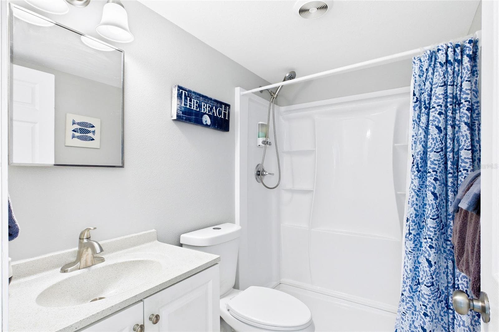 THE BEACH ROOM Each unit includes its own private bathroom, adding convenience and privacy for both short-term vacation guests and longer-term residents. - 3226 STRINGFELLOW RD, ST JAMES CITY