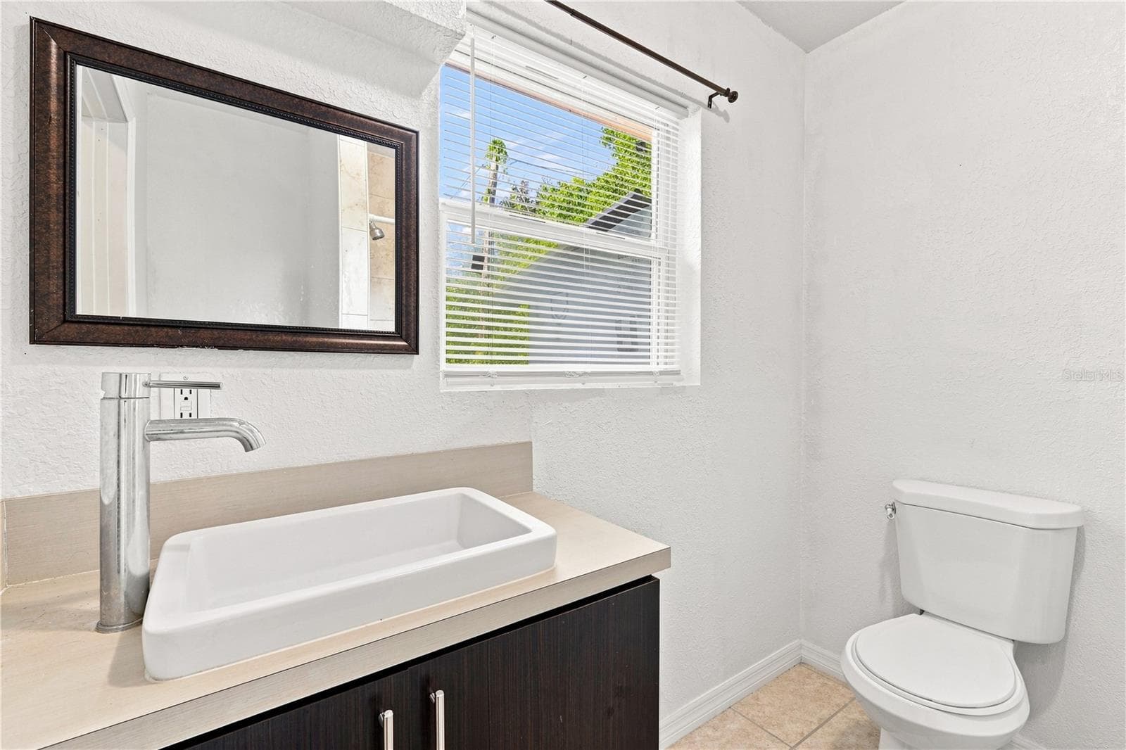 full bathroom in secondary space - 3410 CALUMET DR, ORLANDO