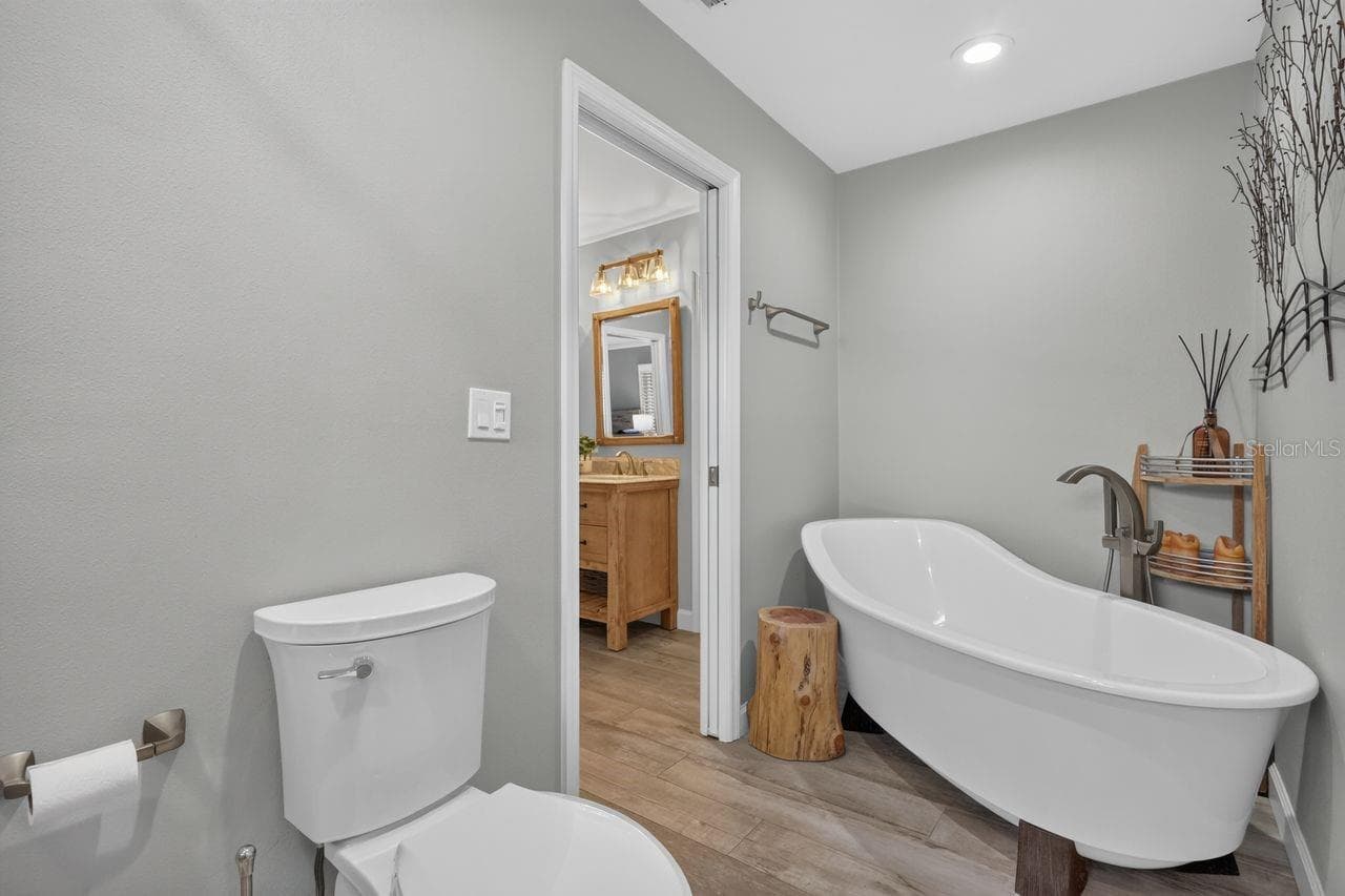 Single Family Residence at 4395 OAK VIEW DR, SARASOTA, photo 18 of 83