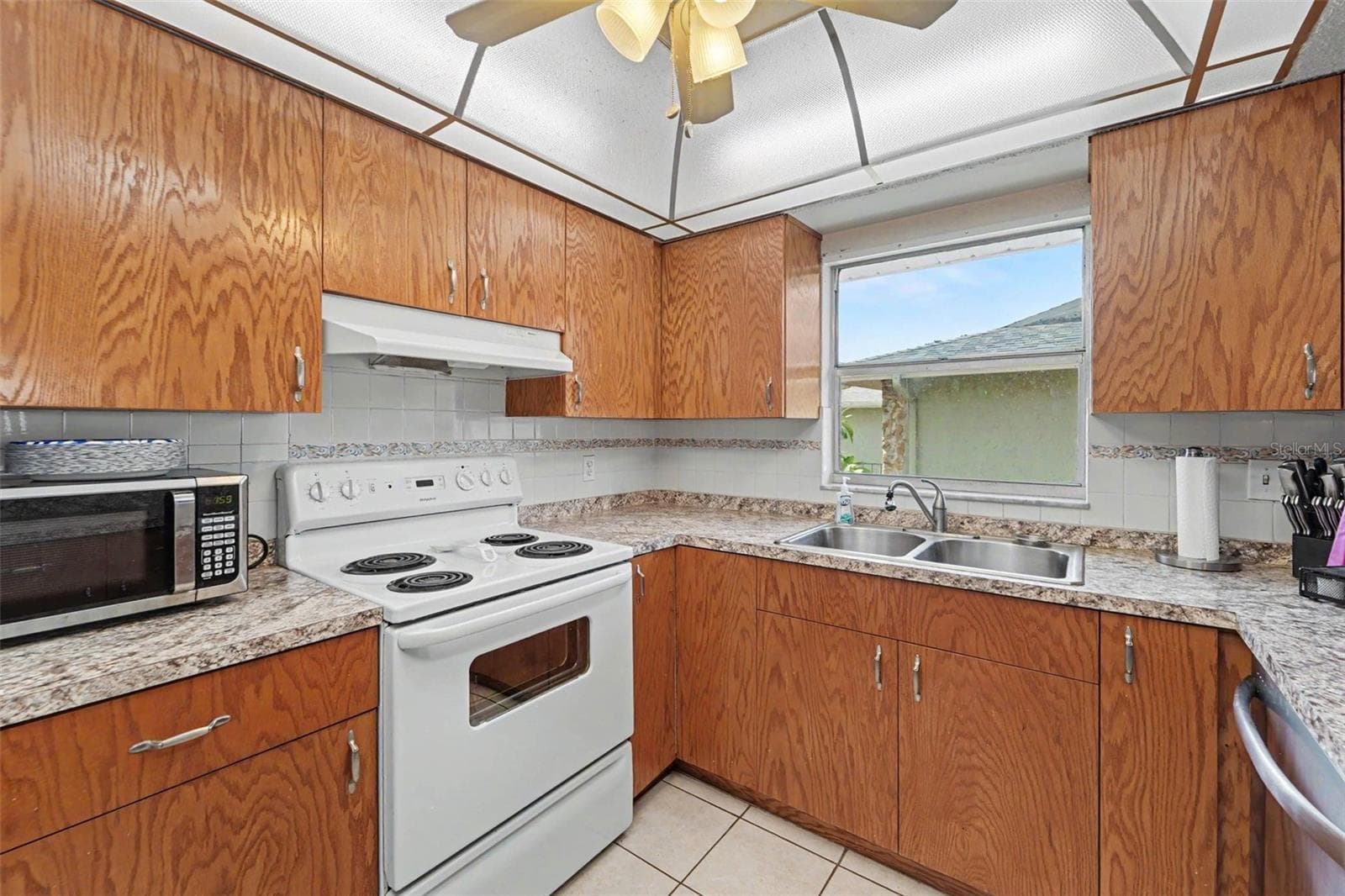 Single Family Residence at 11022 SALT TREE DR, PORT RICHEY, photo 7 of 32