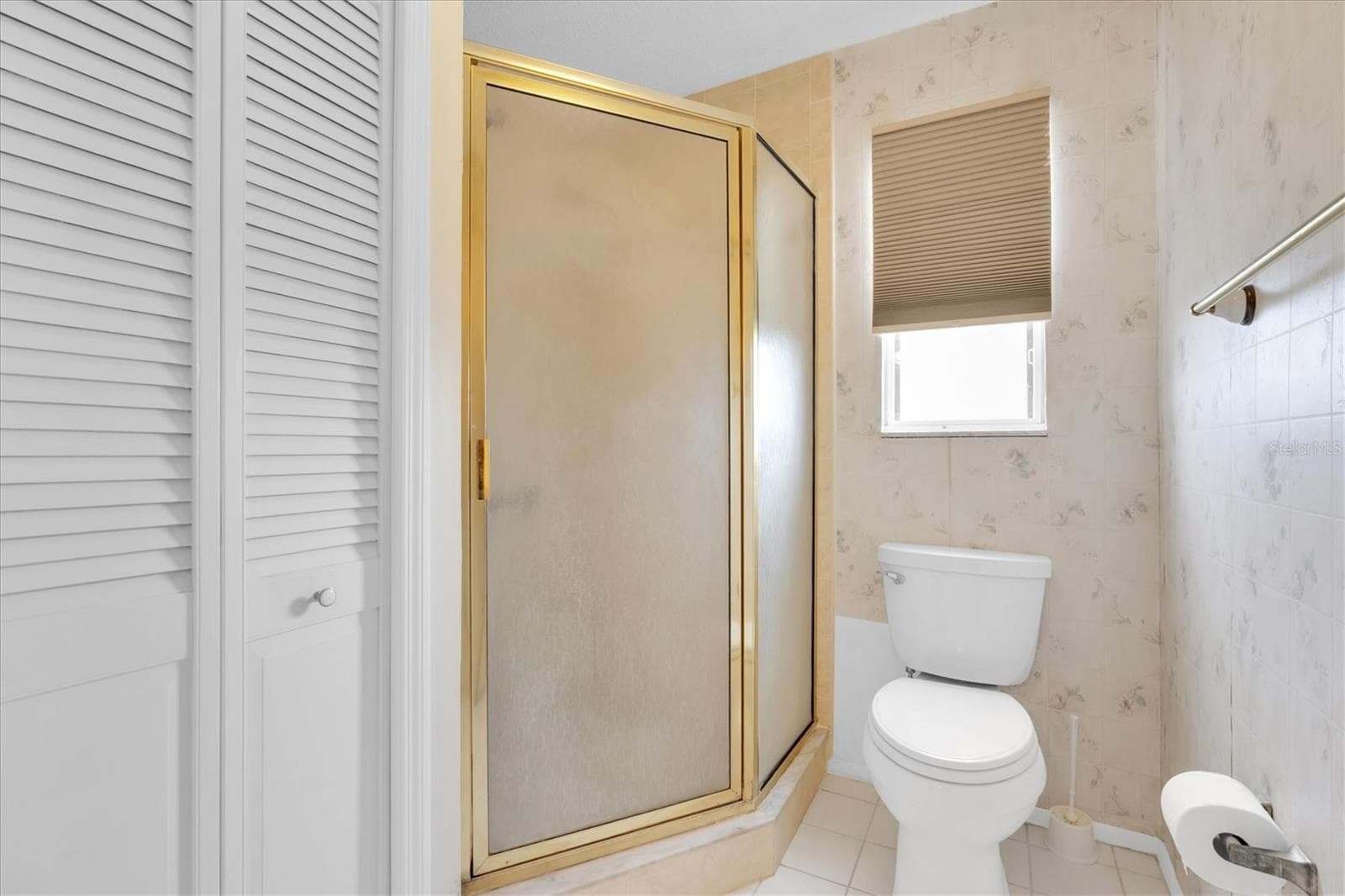 En suite bathroom with an additional linen closet and separate stand up shower - 8198 TERRACE GARDEN DR #511, ST PETERSBURG
