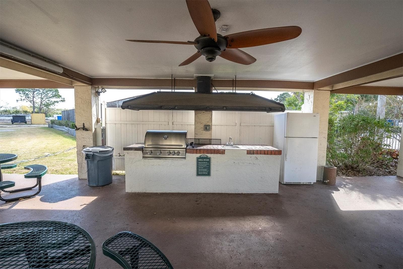 Community grill area - 8198 TERRACE GARDEN DR #511, ST PETERSBURG