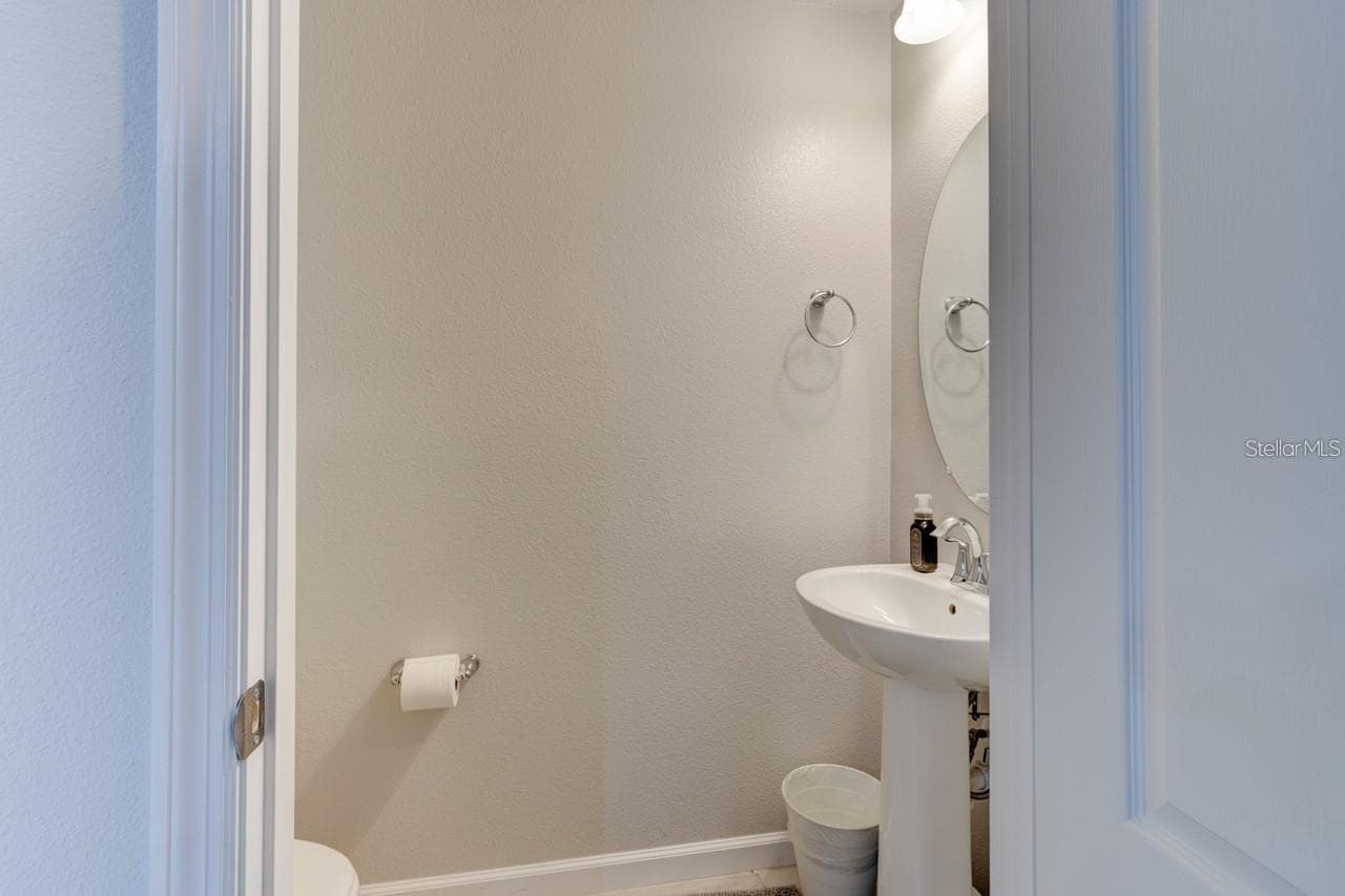 Townhouse at 287 CAPE HONEYSUCKLE PL, SANFORD, photo 7 of 20