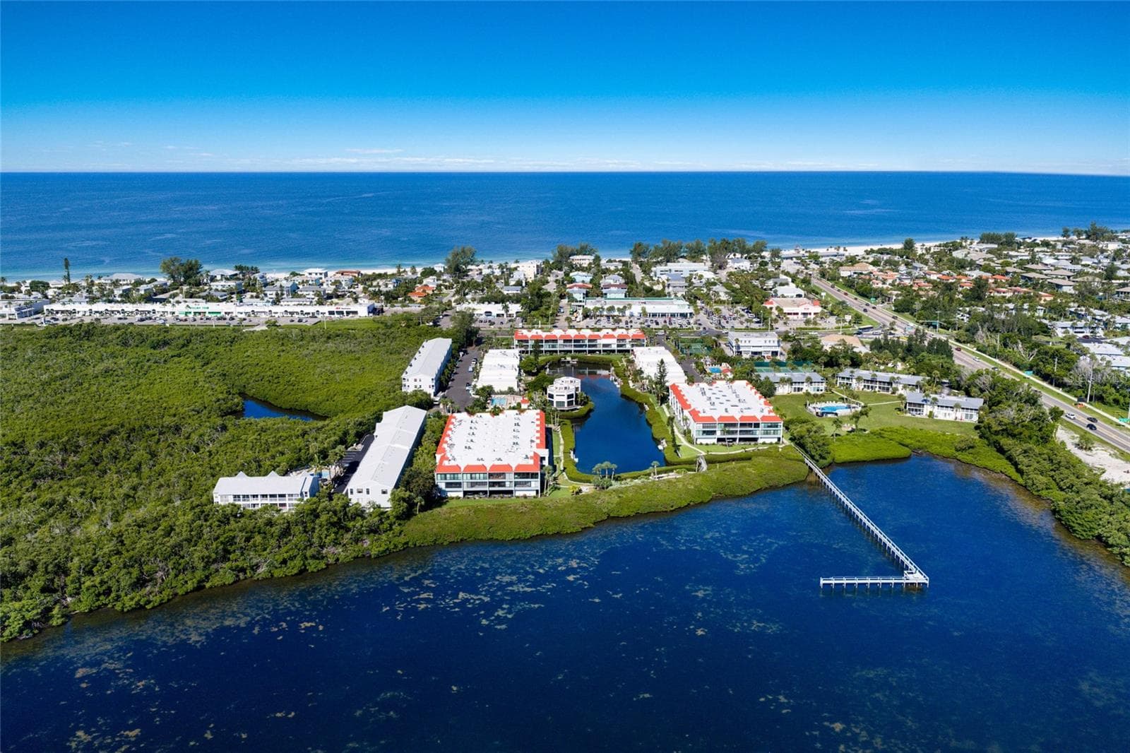 3 blocks to beautiful beaches and turquoise, clear, calm water of Anna Maria Island - 3705 E BAY DR #115, HOLMES BEACH