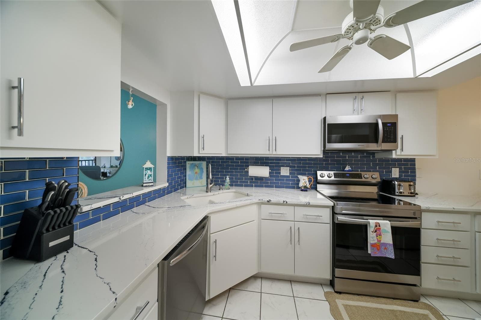 Eat in kitchen - 3705 E BAY DR #115, HOLMES BEACH