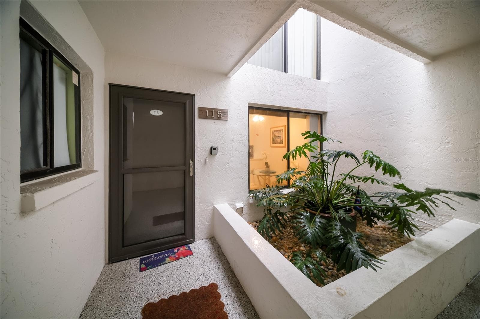 Open and bright entrance - 3705 E BAY DR #115, HOLMES BEACH