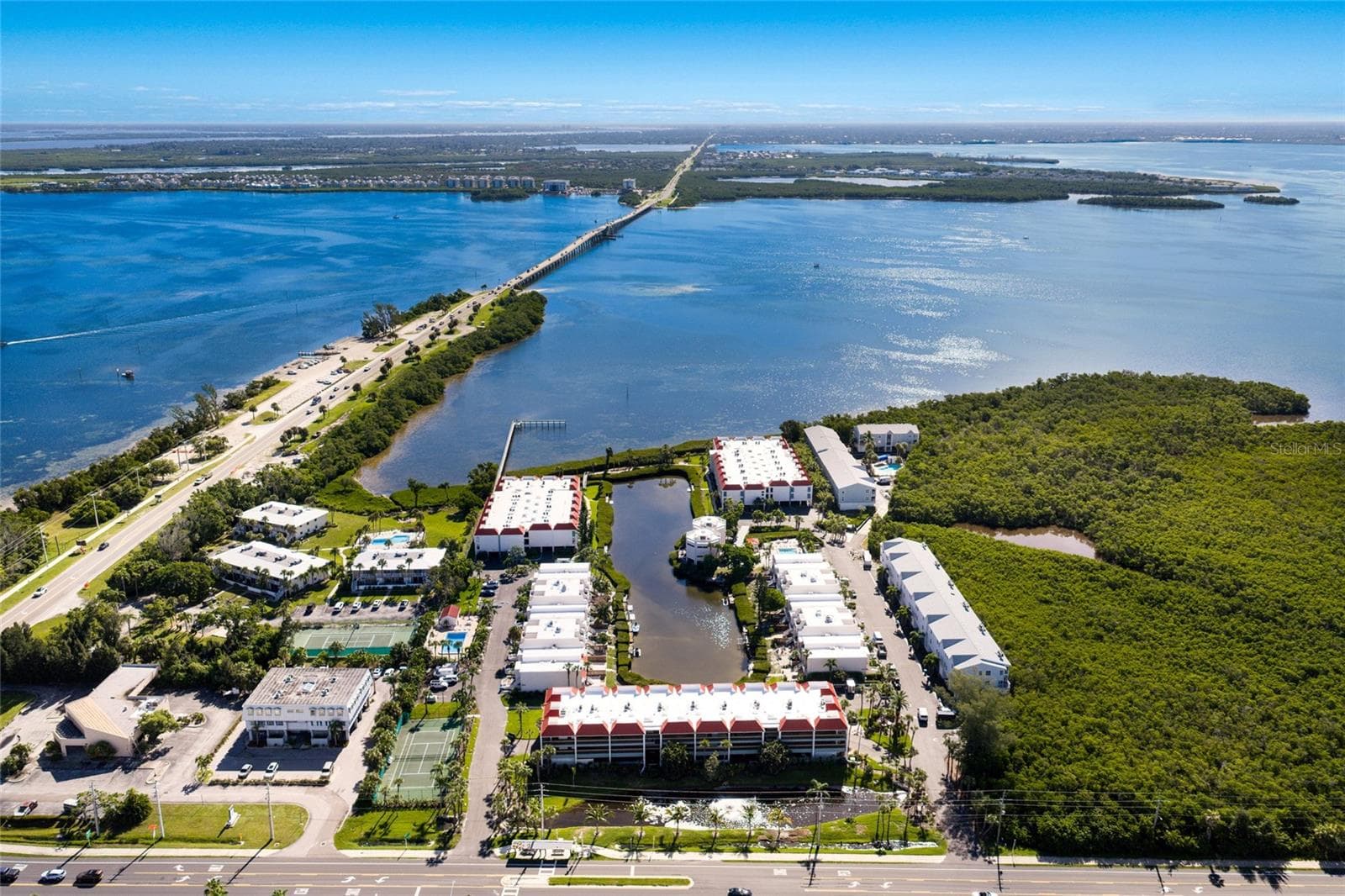 Easy access to the mainland - 3705 E BAY DR #115, HOLMES BEACH