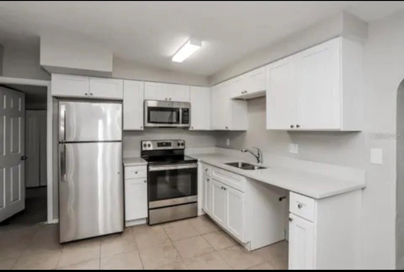 Single Family Residence at 918 VALMAR ST, BRANDON, photo 3 of 15
