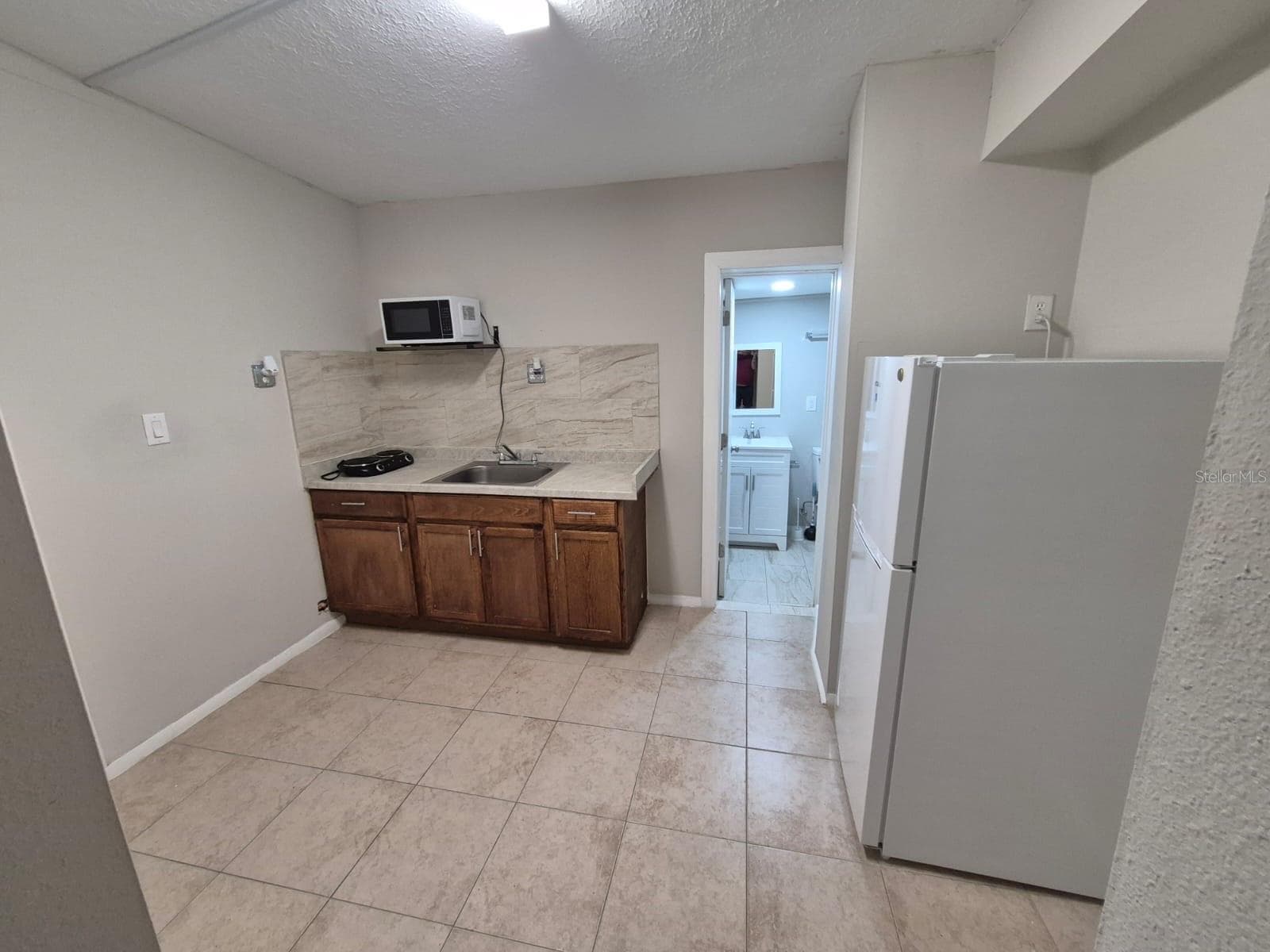 Single Family Residence at 918 VALMAR ST, BRANDON, photo 8 of 15
