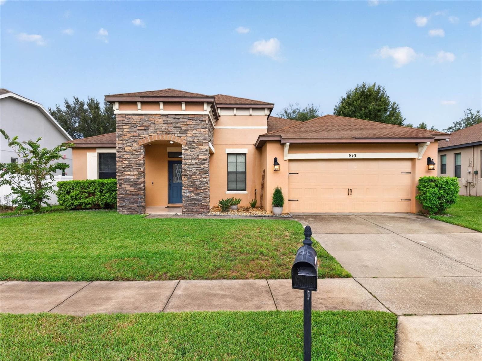 Front Exterior - 810 WOODS LANDING DR, MINNEOLA