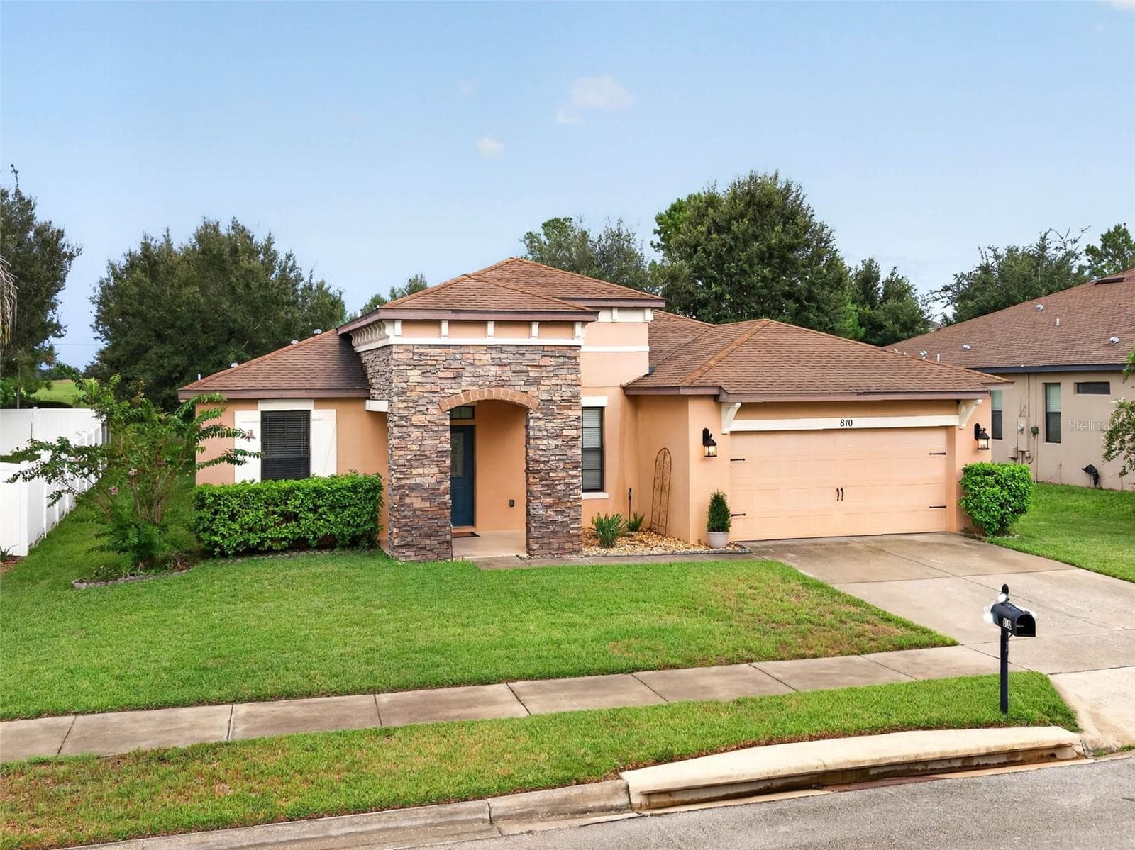 Front Exterior - 810 WOODS LANDING DR, MINNEOLA