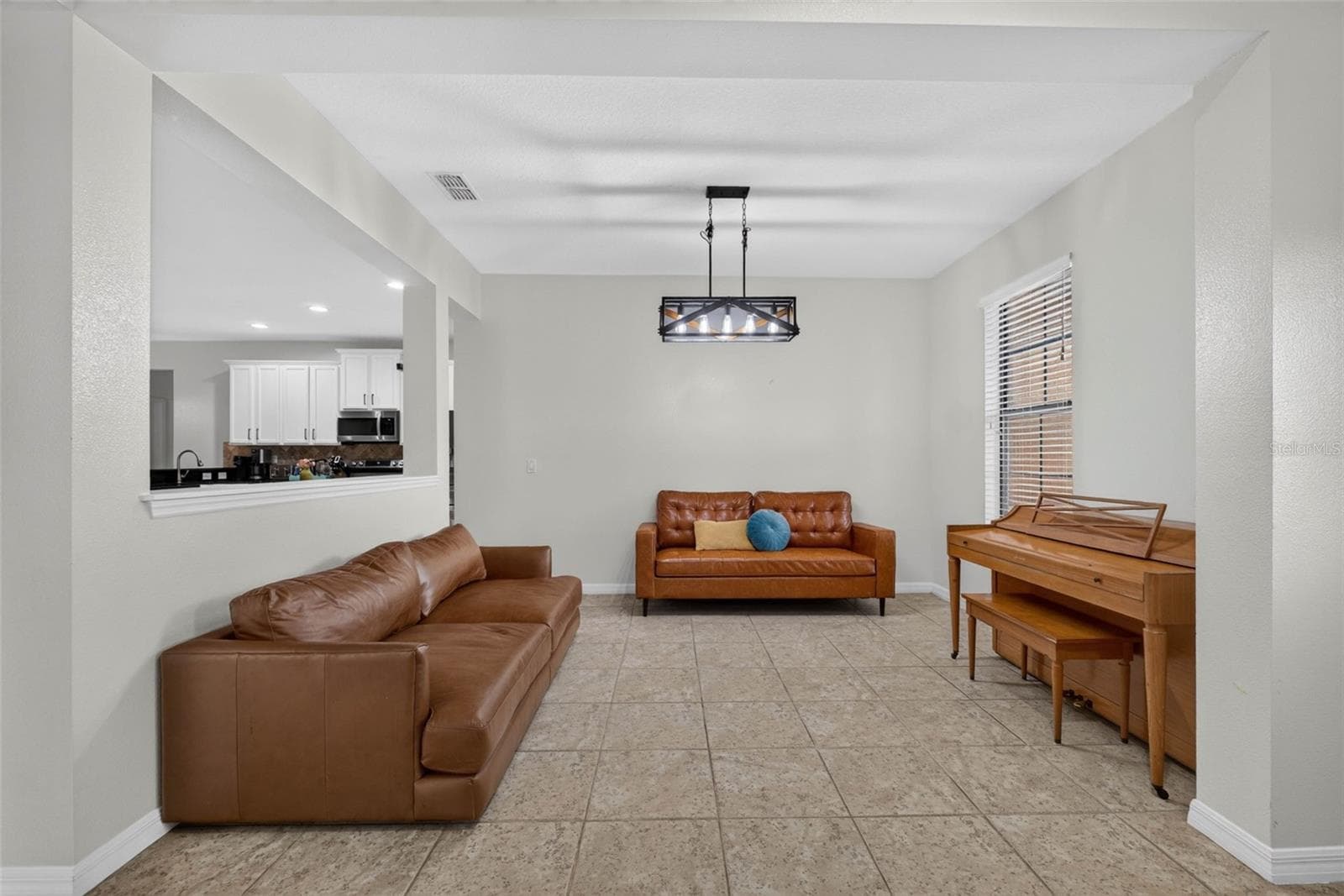 Living Room - 810 WOODS LANDING DR, MINNEOLA