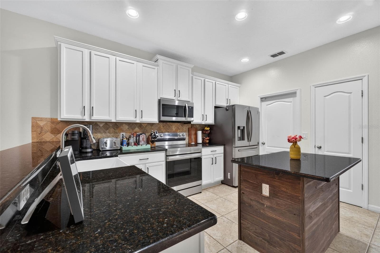 Kitchen - 810 WOODS LANDING DR, MINNEOLA