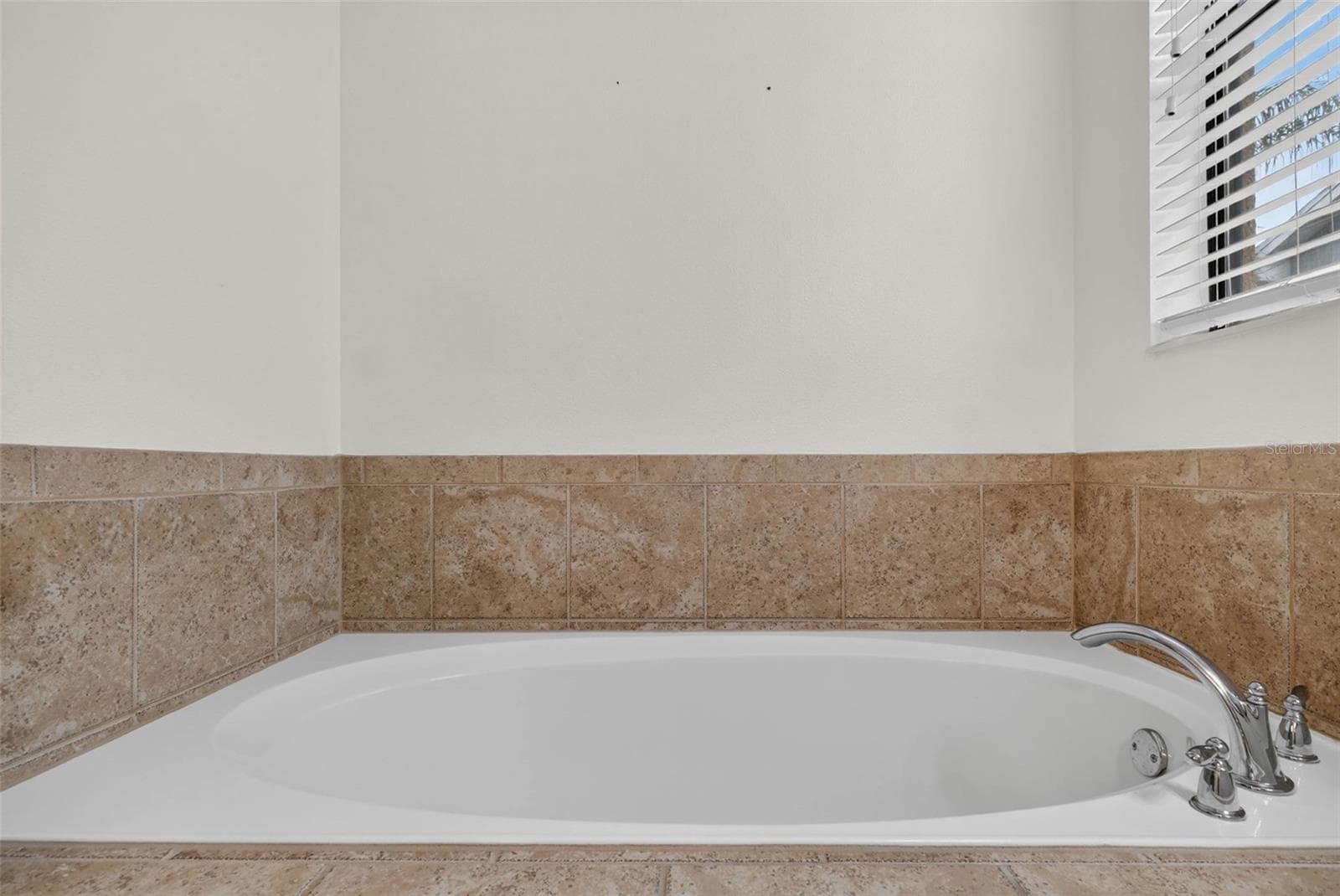 Primary Bath Garden Tub - 810 WOODS LANDING DR, MINNEOLA