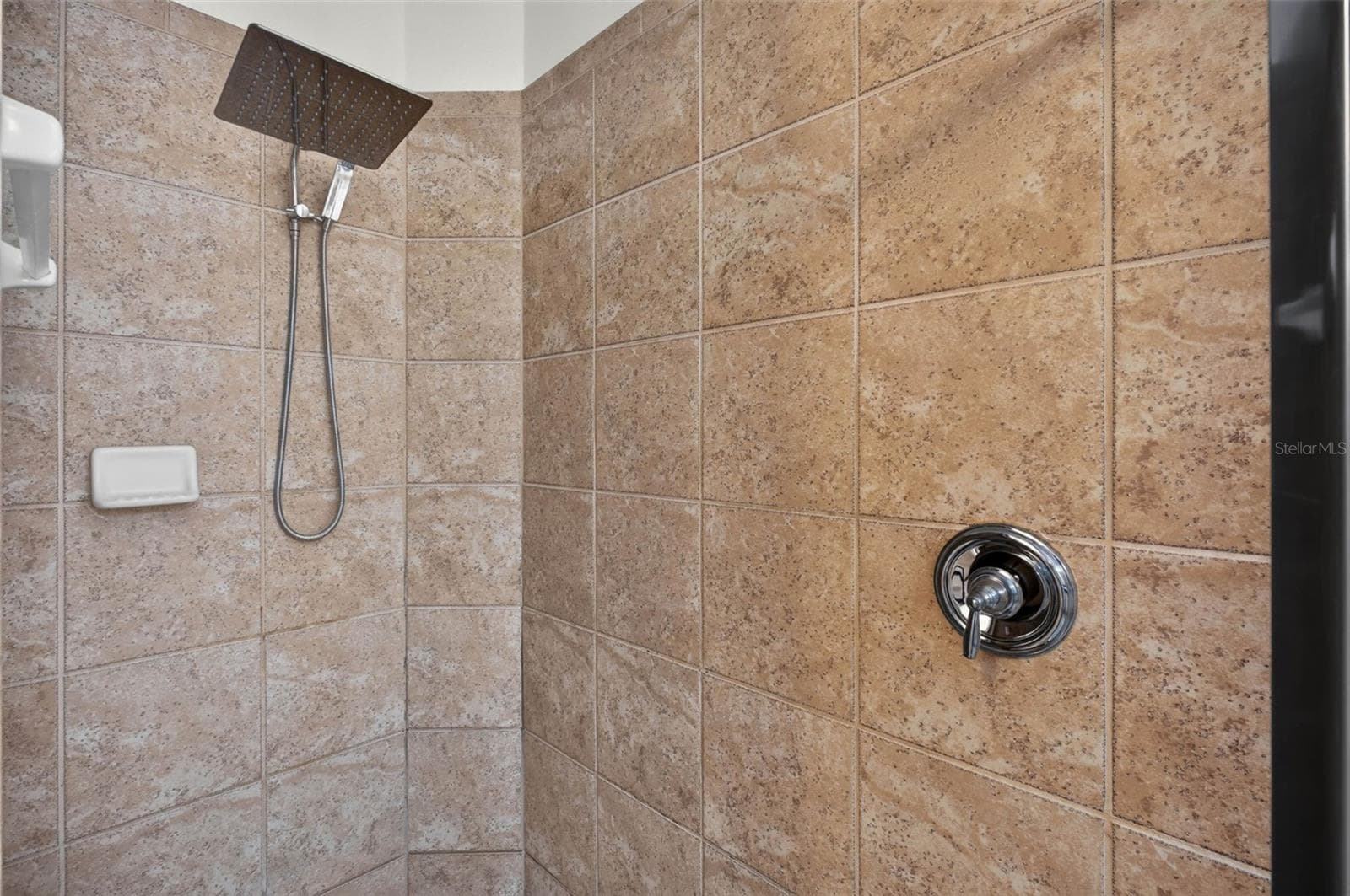 Primary Bath Walk-In Shower - 810 WOODS LANDING DR, MINNEOLA