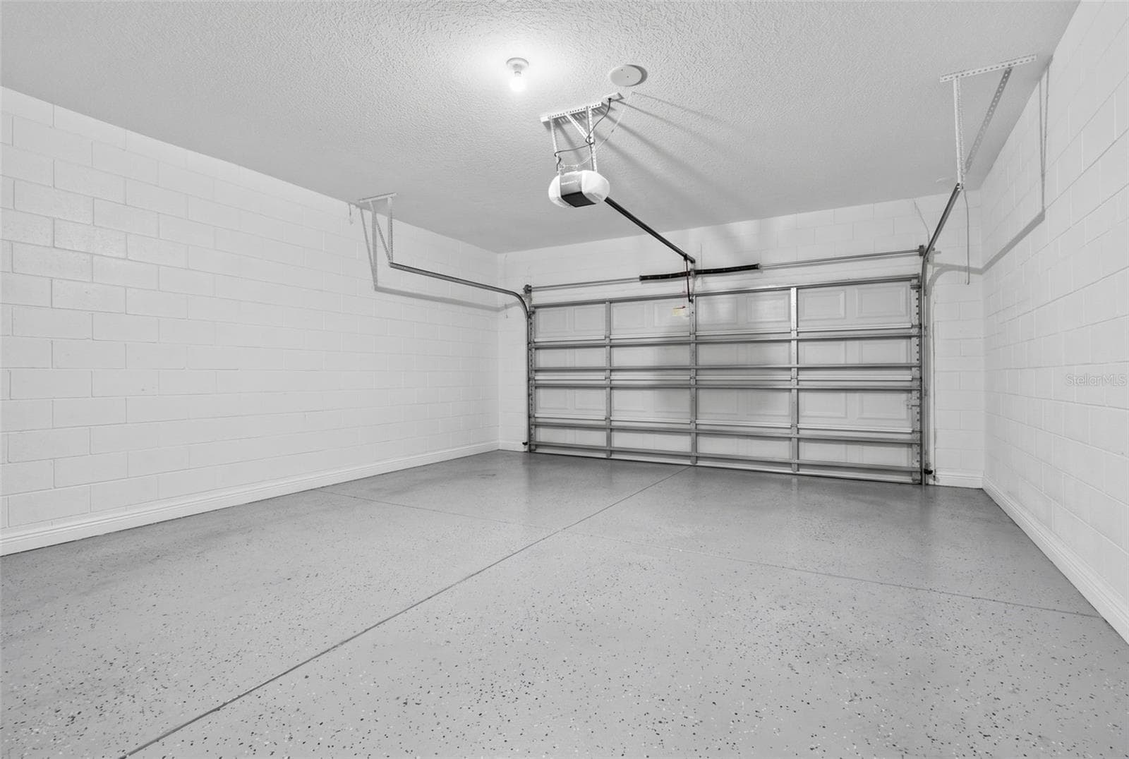 Garage w/Epoxy Floor - 810 WOODS LANDING DR, MINNEOLA