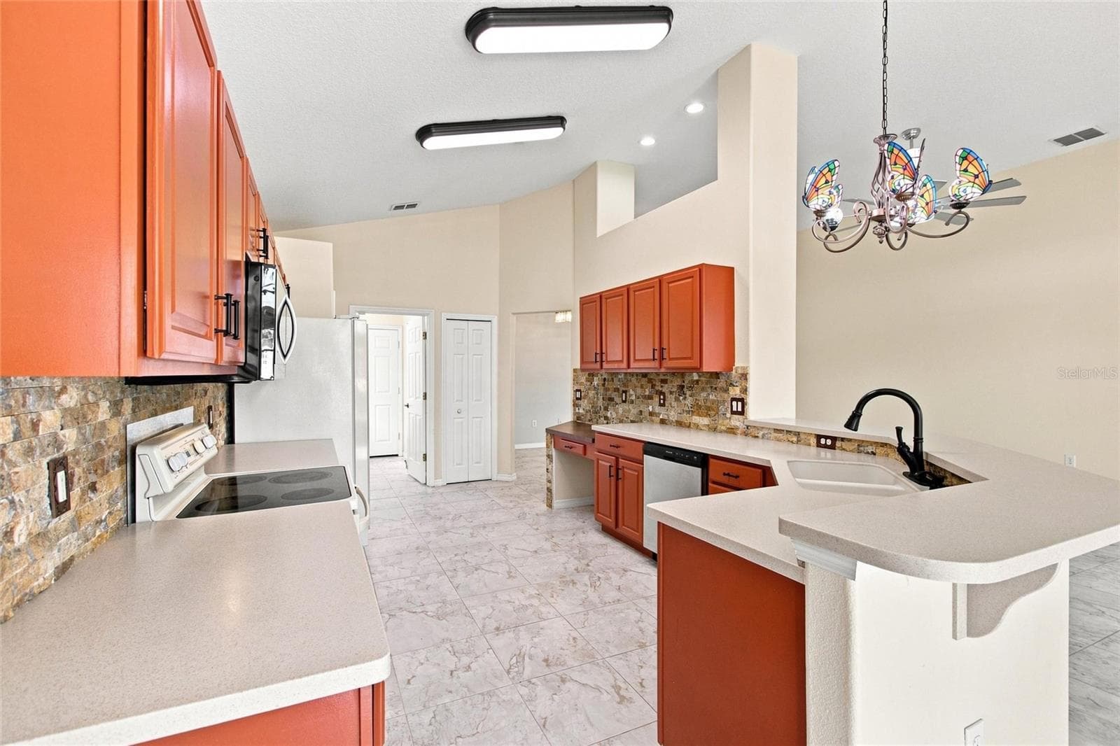Corian countertops - 140 MOSS LN, DAVENPORT