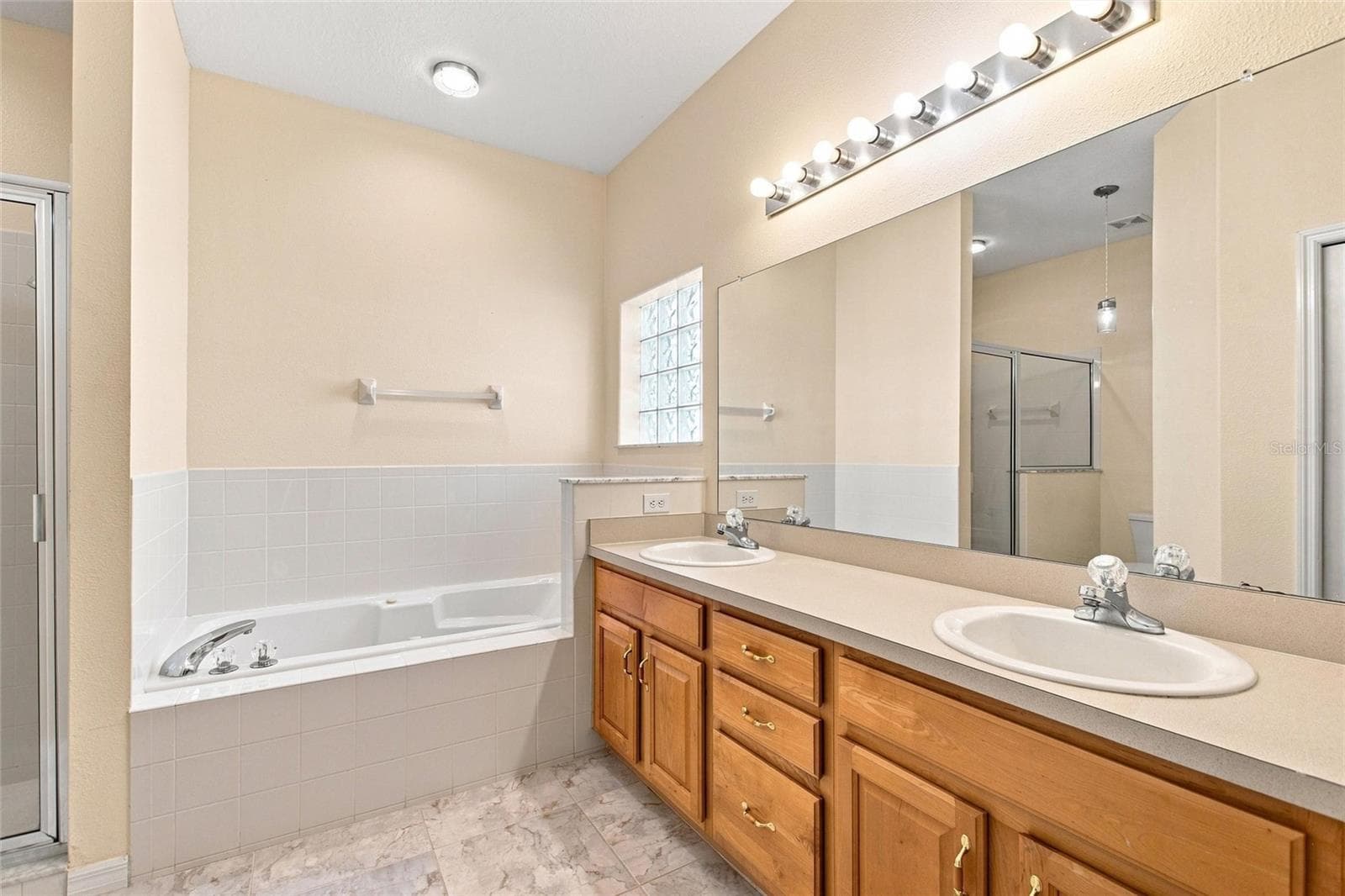 Primary en suite bathroom - 140 MOSS LN, DAVENPORT