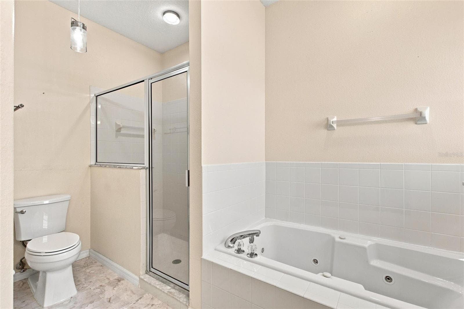 Primary en suite bathroom - 140 MOSS LN, DAVENPORT