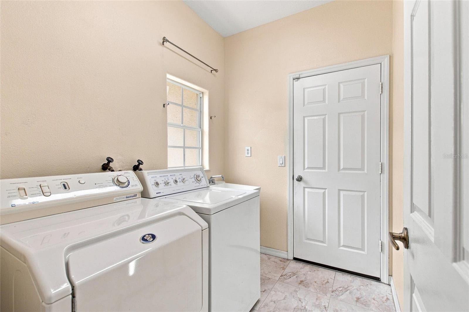 Corridor laundry room - 140 MOSS LN, DAVENPORT