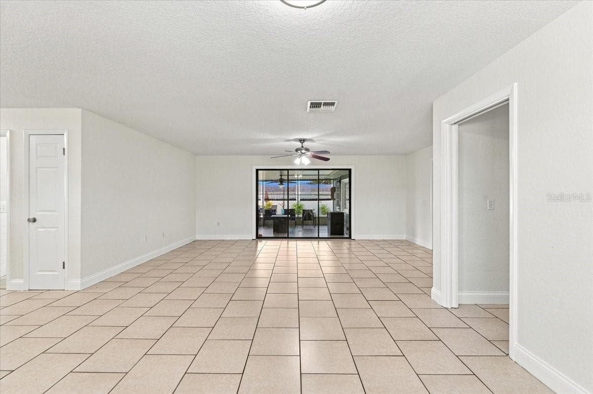 Living room and sliding door to back screened lanai - 121 LOWELL RD, WINTER HAVEN