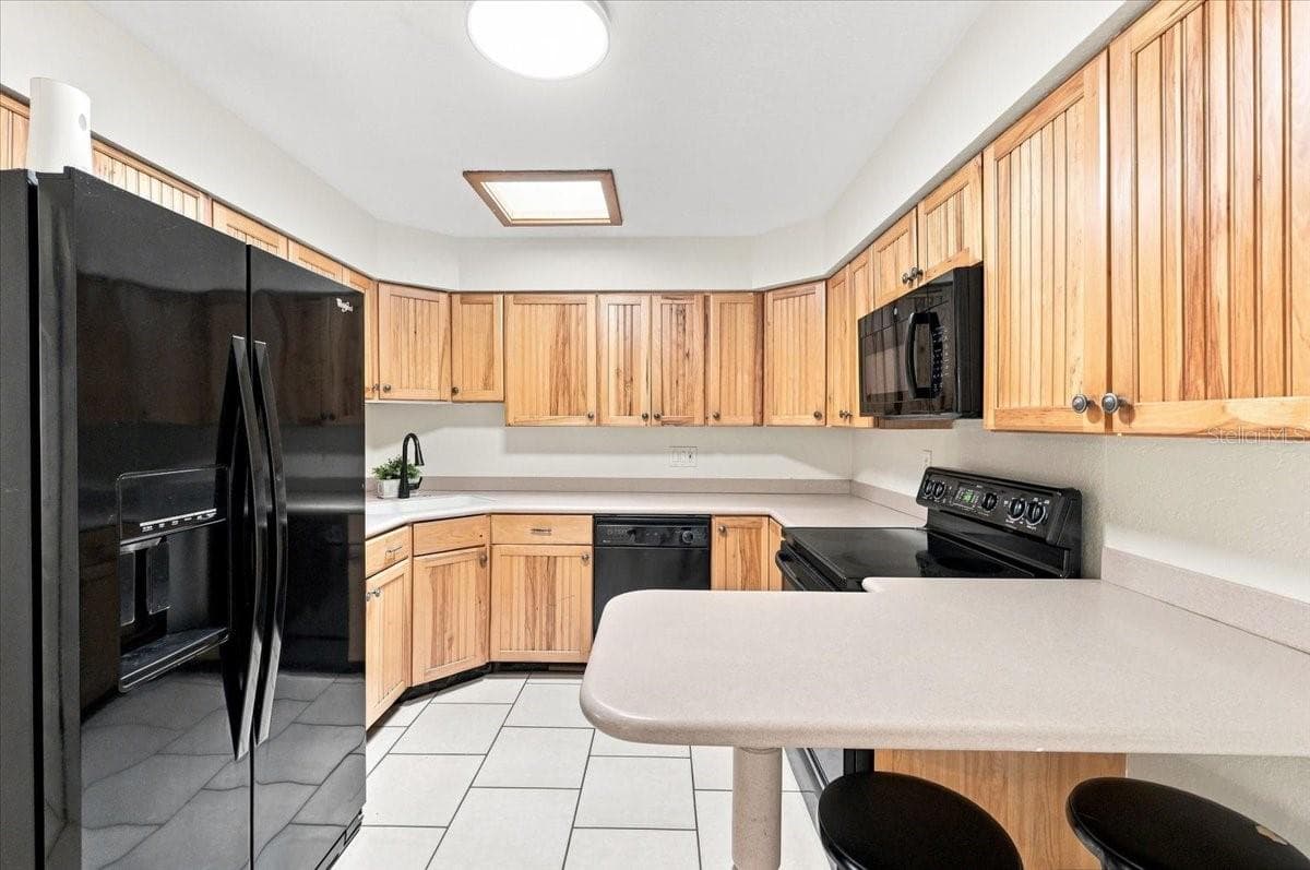 Kitchen with bar seating - 121 LOWELL RD, WINTER HAVEN