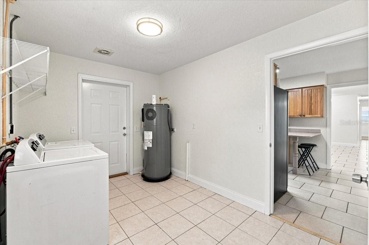 Laundry room with entry to kitchen and garage - 121 LOWELL RD, WINTER HAVEN
