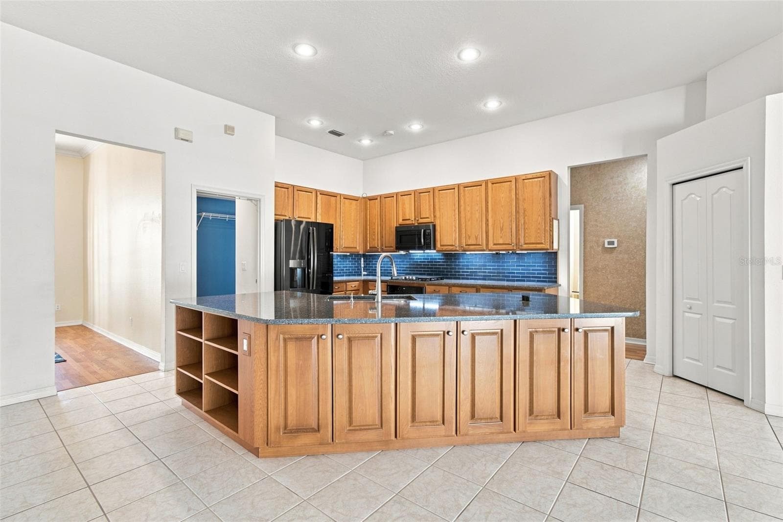 Kitchen with Large Island - 928 OAKVIEW RD, TARPON SPRINGS