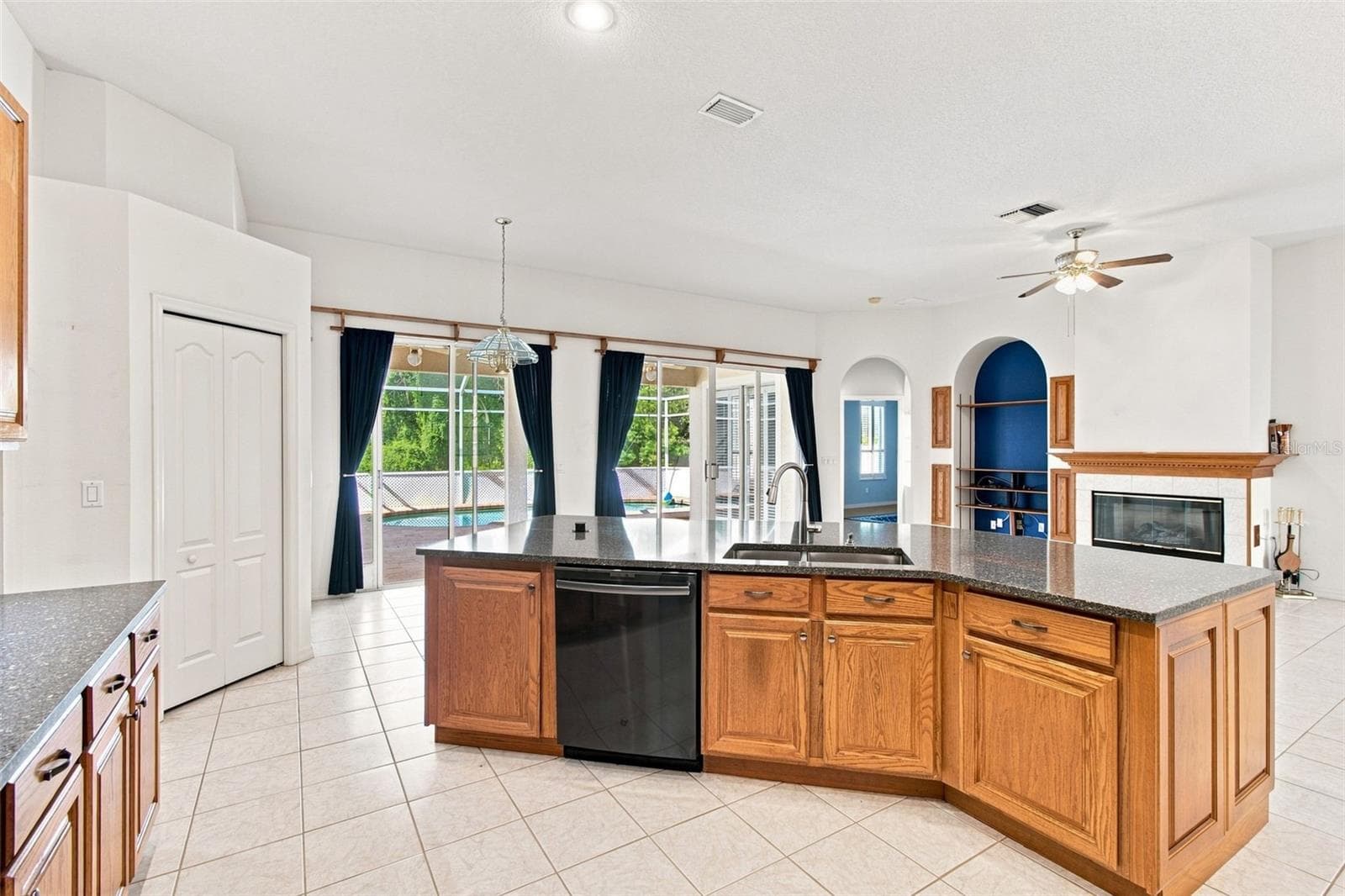 Kitchen with Large Island - 928 OAKVIEW RD, TARPON SPRINGS
