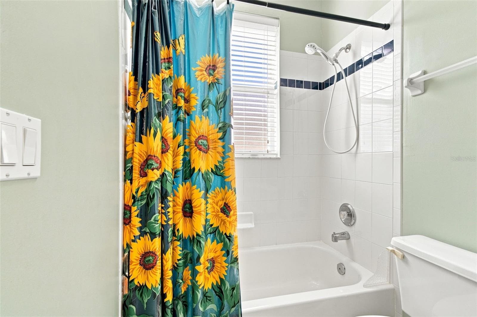 Jack n Jill Bathroom - 928 OAKVIEW RD, TARPON SPRINGS