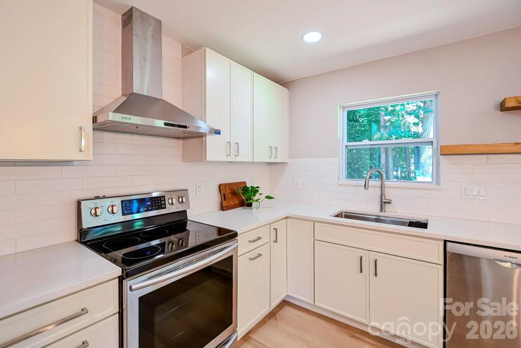 Single Family Residence at 1440 Mcilroy Road, Charlotte, photo 4 of 22
