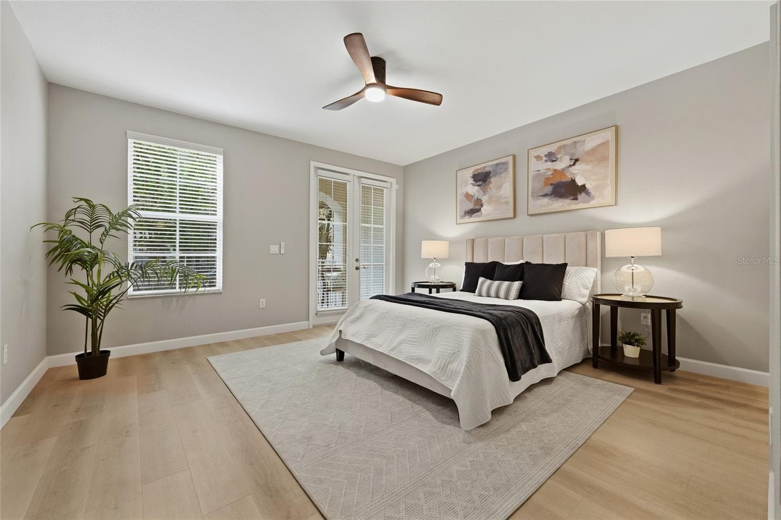 Spacious primary suite features updated flooring, ceiling fan and direct access to a private covered balcony. - 1674 LAKEMONT AVE #101, ORLANDO