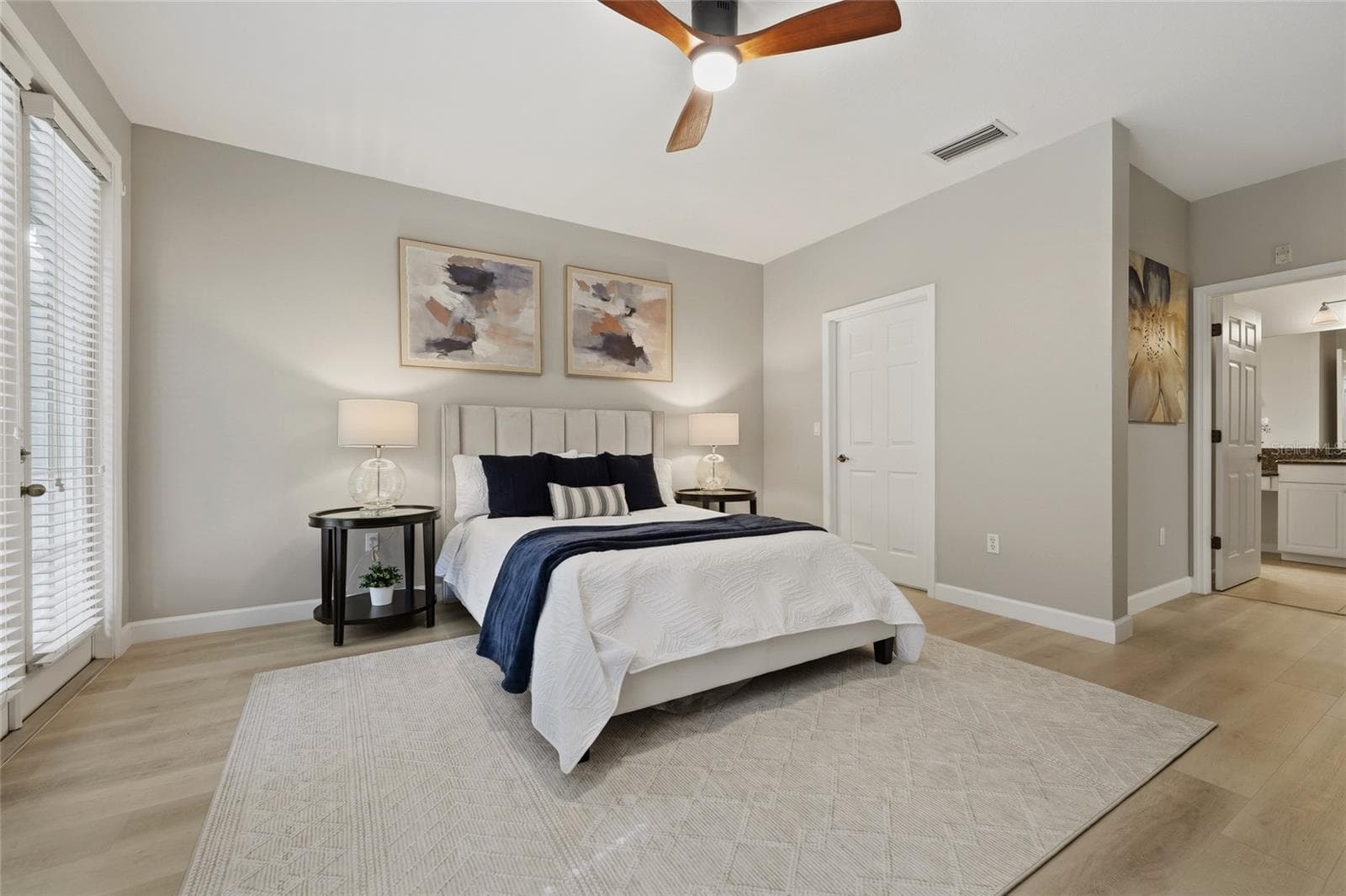 Generously sized primary bedroom with plenty of room for additional furnishings and an adjoining en-suite bath. - 1674 LAKEMONT AVE #101, ORLANDO