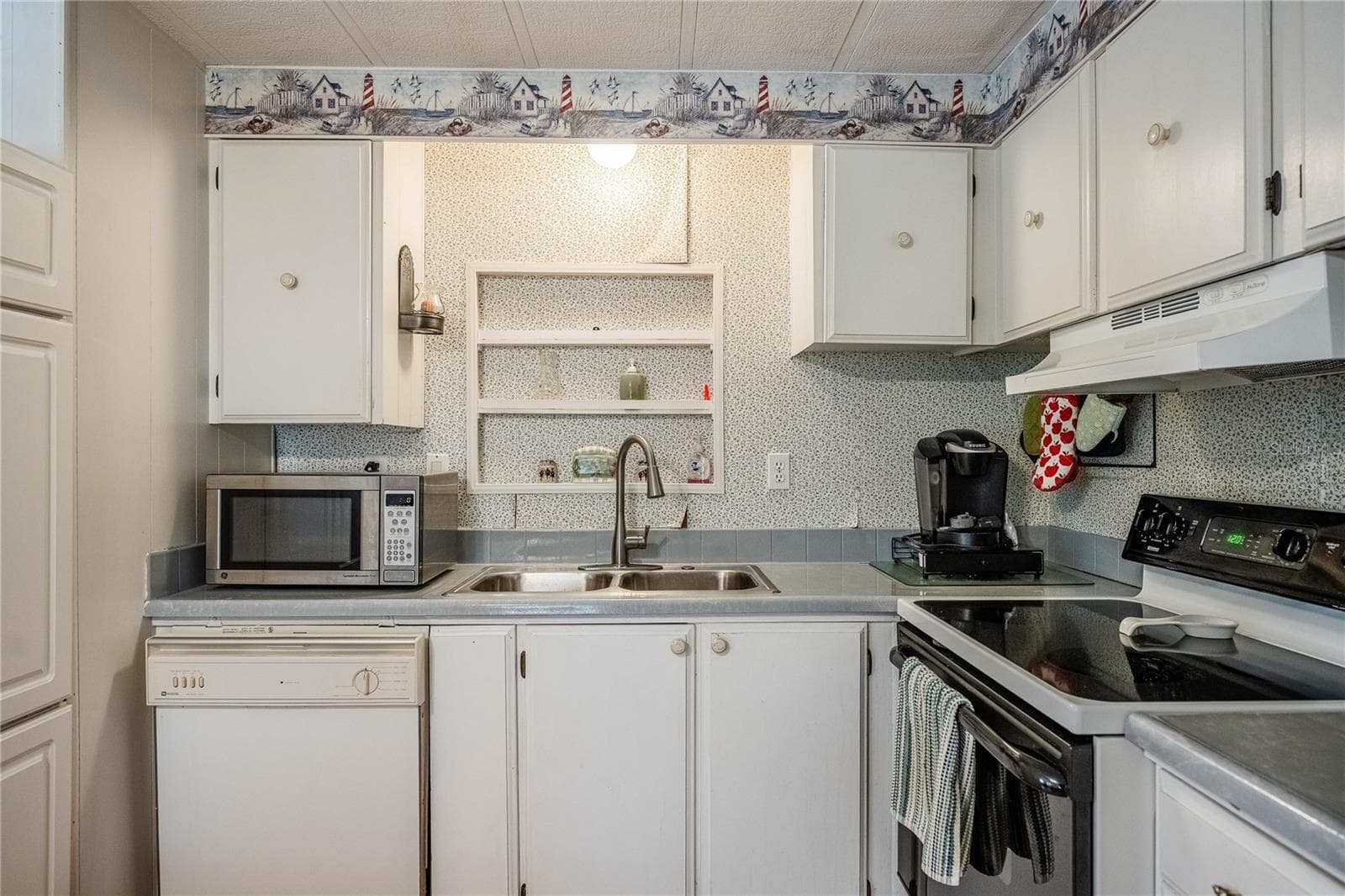 Manufactured Home at 5302 POWHATTAN ST, ZEPHYRHILLS, photo 5 of 50