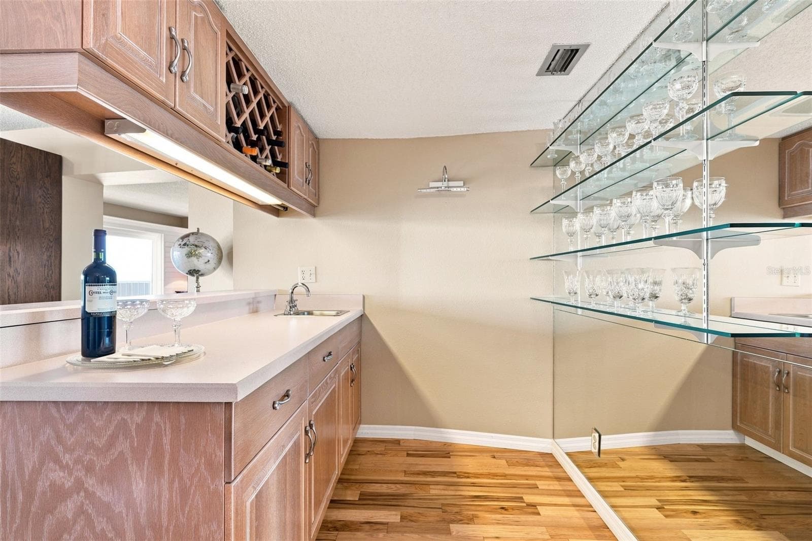Wet bar in family room perfect for entertaining! - 55 ROGERS ST #204, CLEARWATER