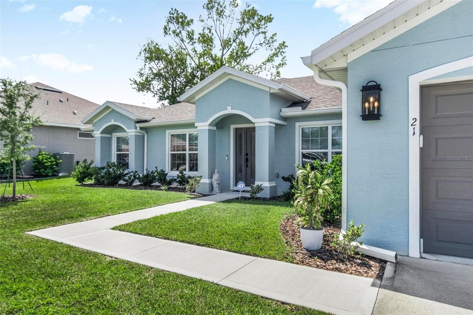 Beautiful curb appeal - 21 WOOD CLIFT LN, PALM COAST