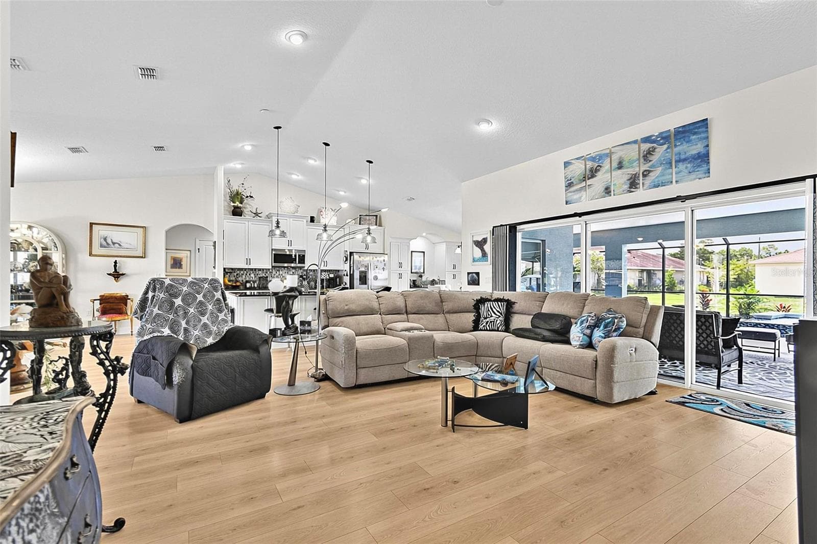 Great room overlooking the expanded lanai - 21 WOOD CLIFT LN, PALM COAST